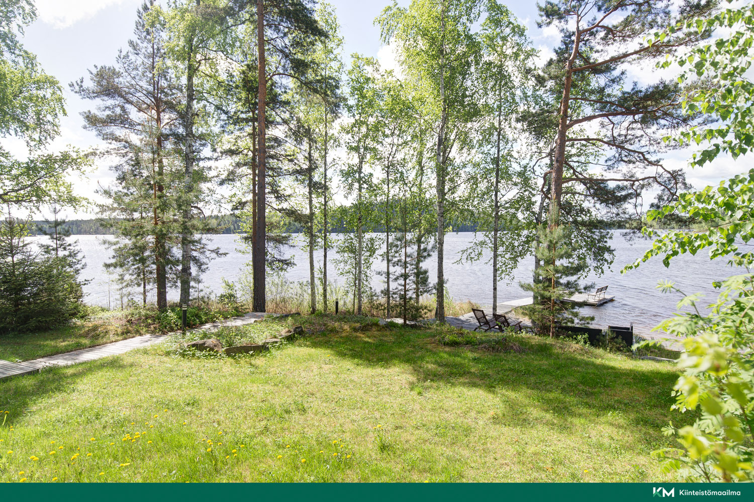 Helppohoitoista nurmialuetta