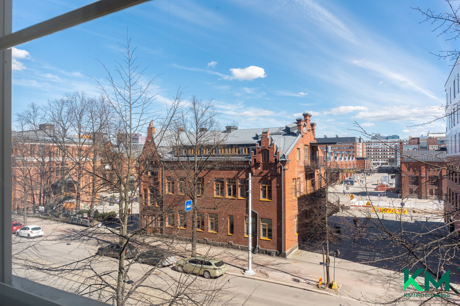 Näkymät olohuoneen ja makuuhuoneen ikkunoista