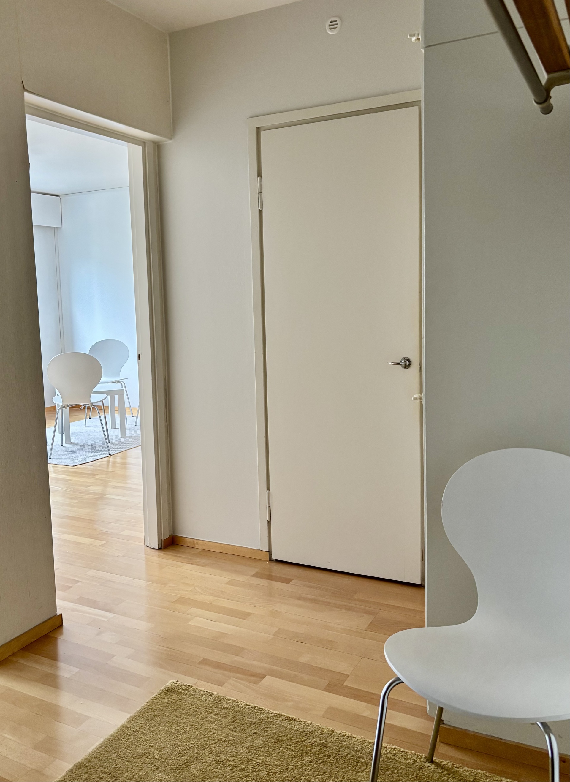 Eteisessä on tilavat kaapistot 
