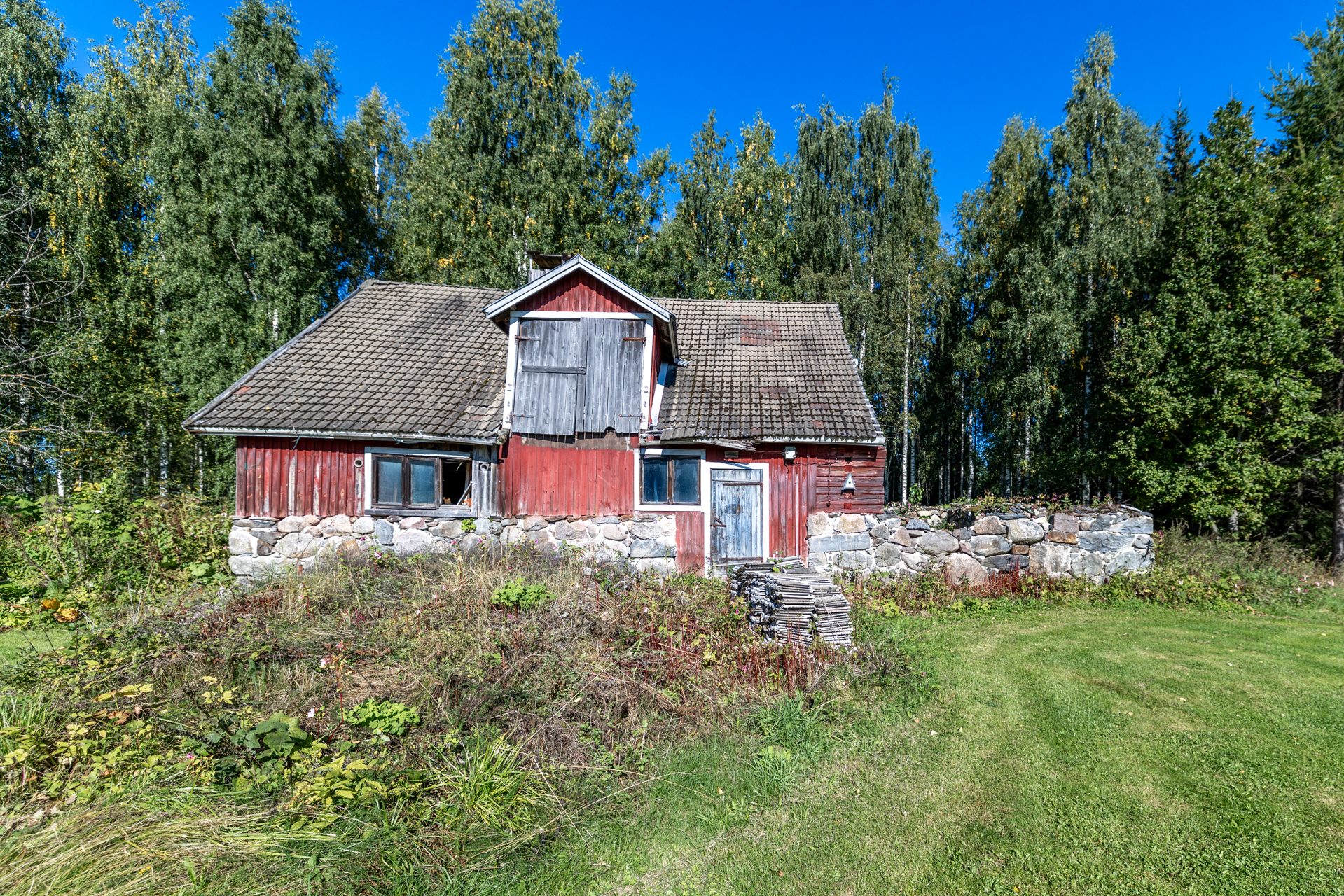 vanha purkukuntoinen navetta