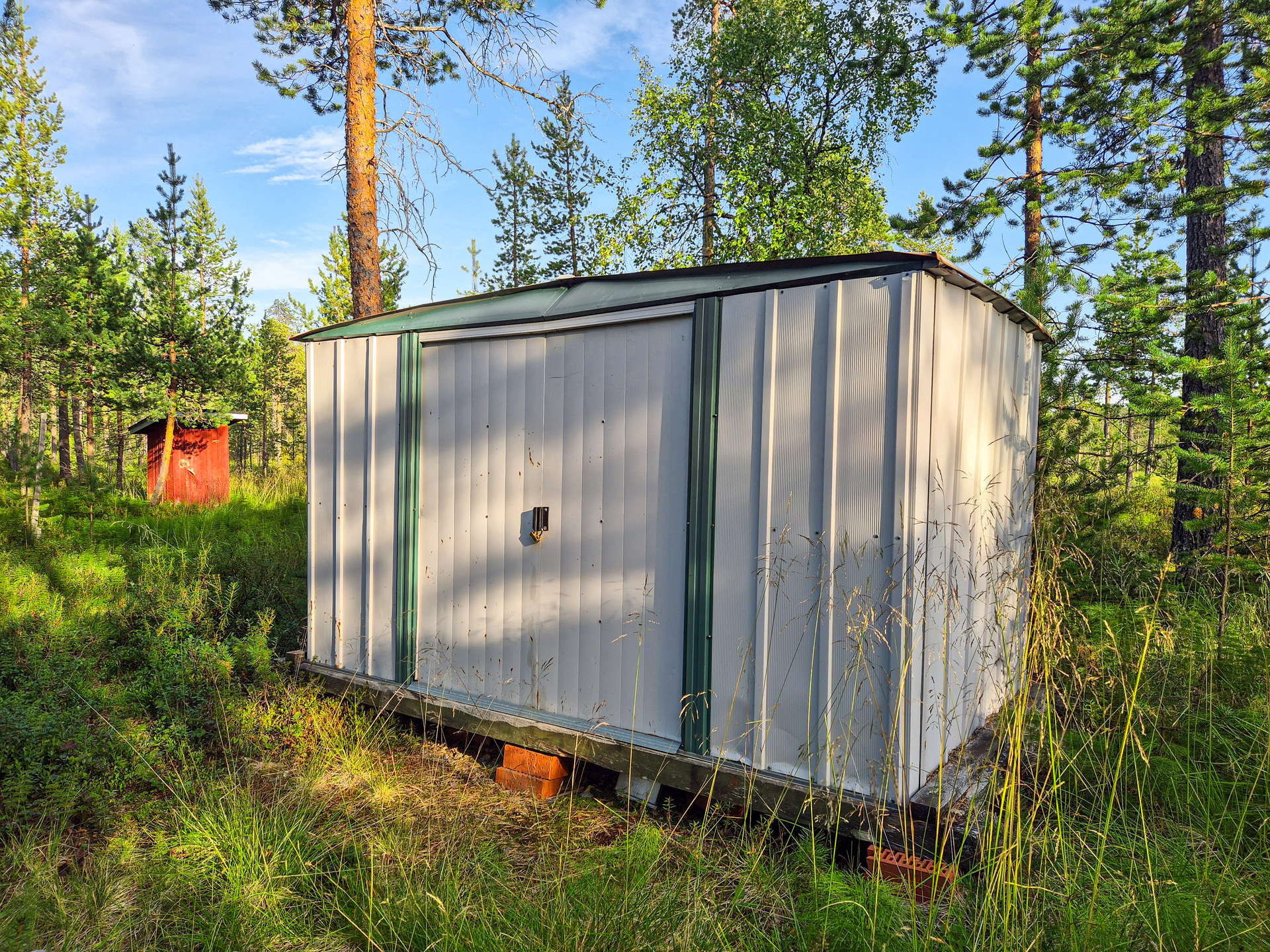 Pihapiirissä sortunut kontti