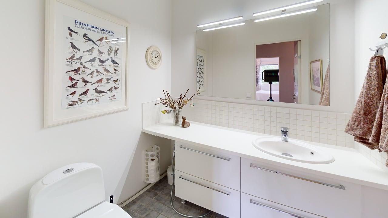 Kaksi erillistä WC:tä