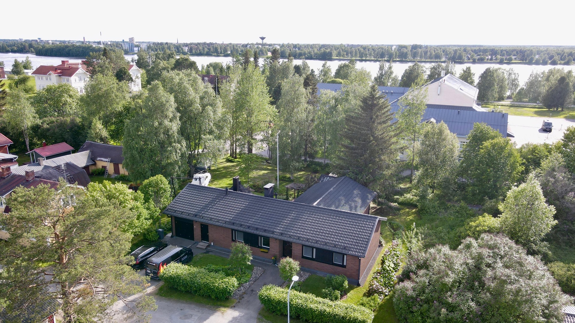 Tornionjoki näkyy lähistöllä