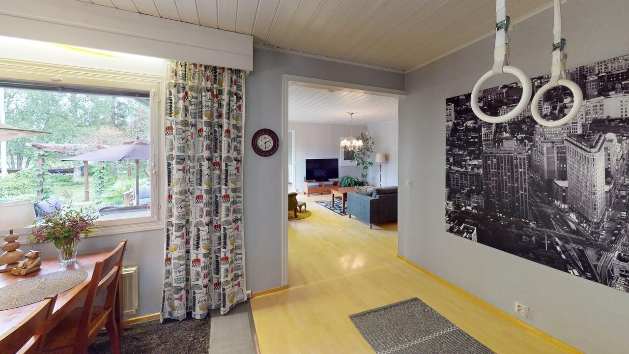 Kulku keittiöstä olohuoneeseen