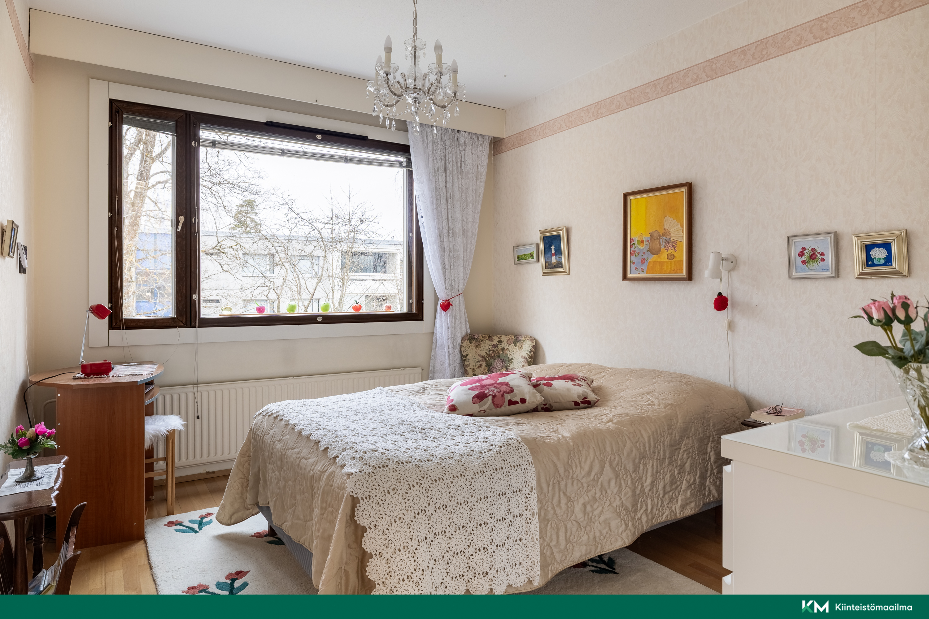 Makuuhuoneessa tilaa parisängylle ja työpisteelle