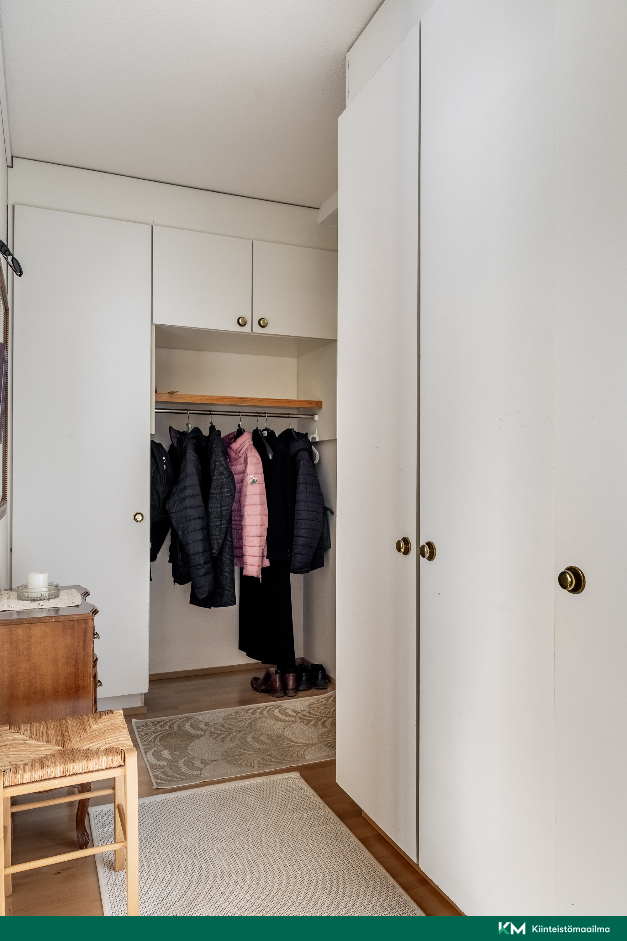 Eteisessä runsaasti kaappitilaa