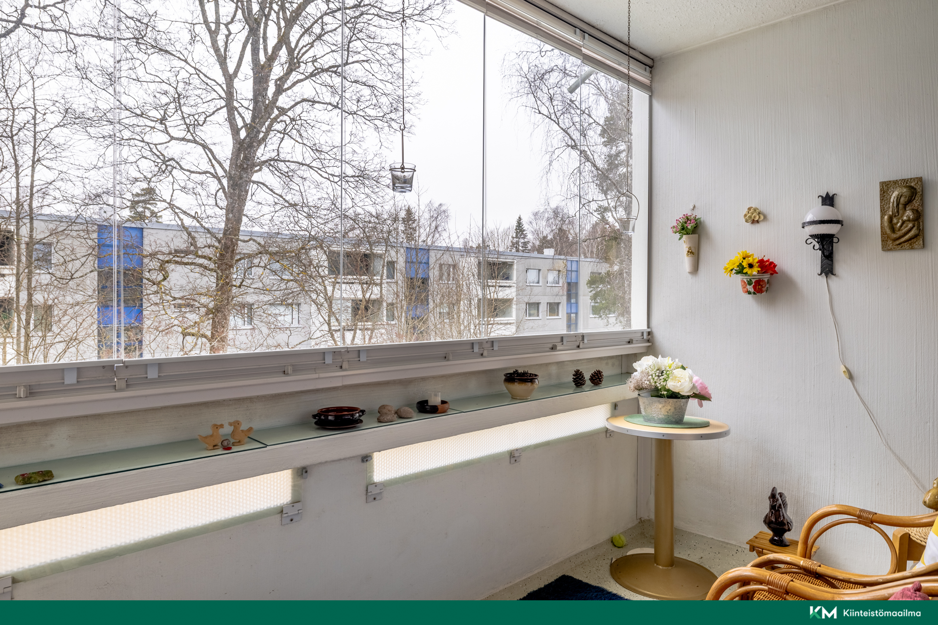 Tilava lasitettu parveke länteen