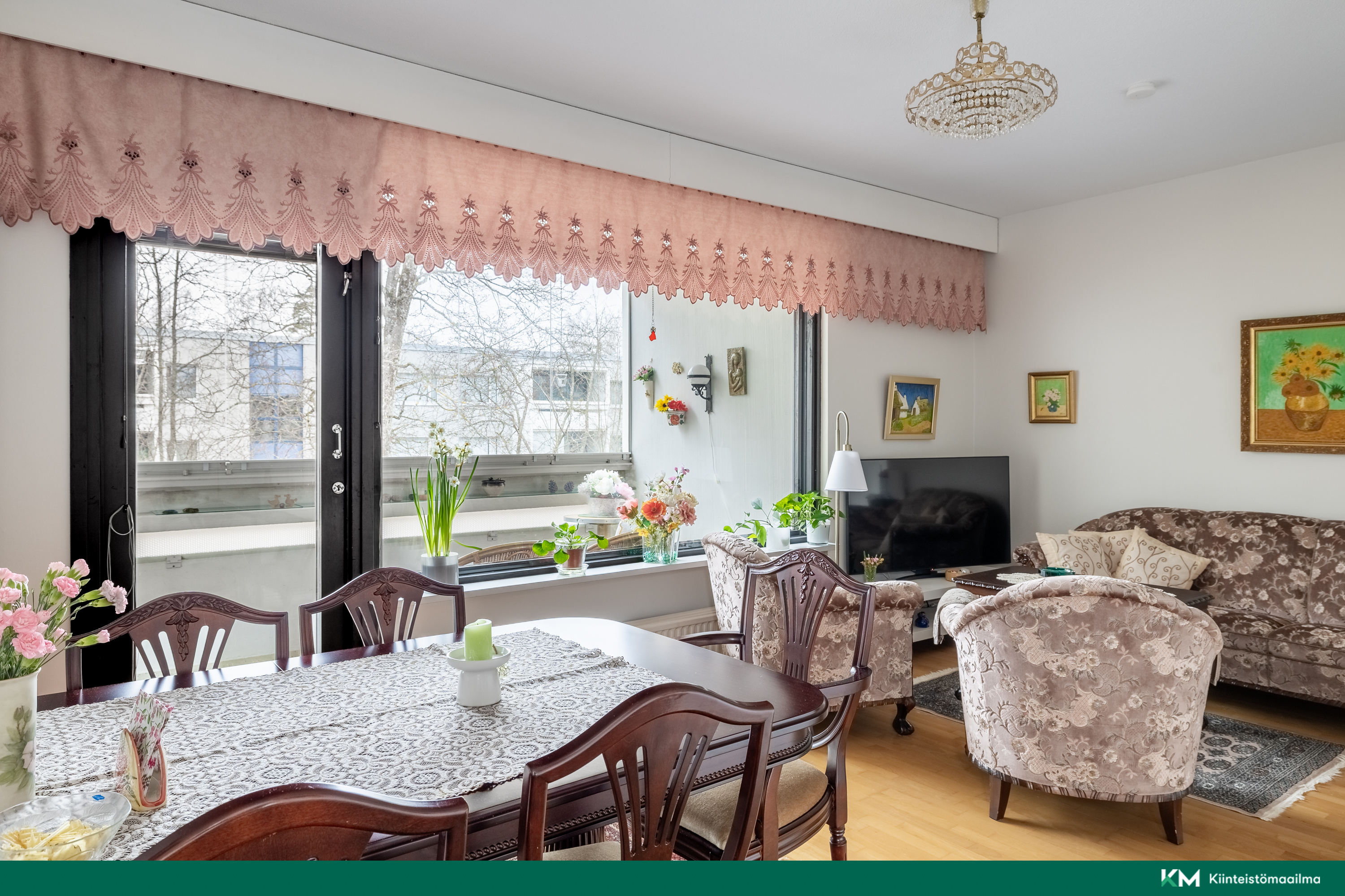 Avara olohuone, josta käynti parvekkeelle