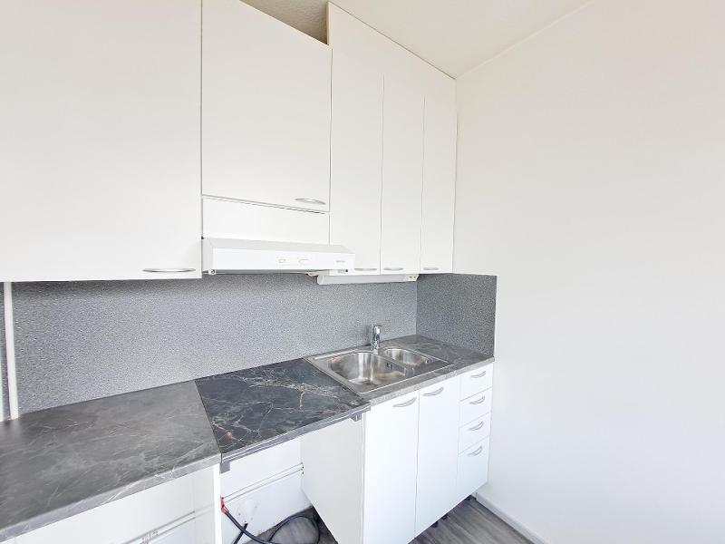 Keittiössä liesi ja astianpesukone