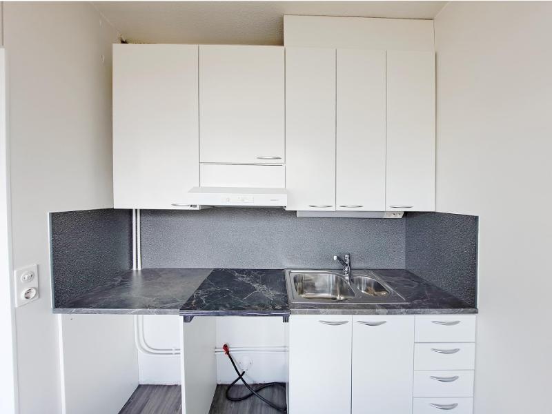 Keittiössä liesi ja astianpesukone