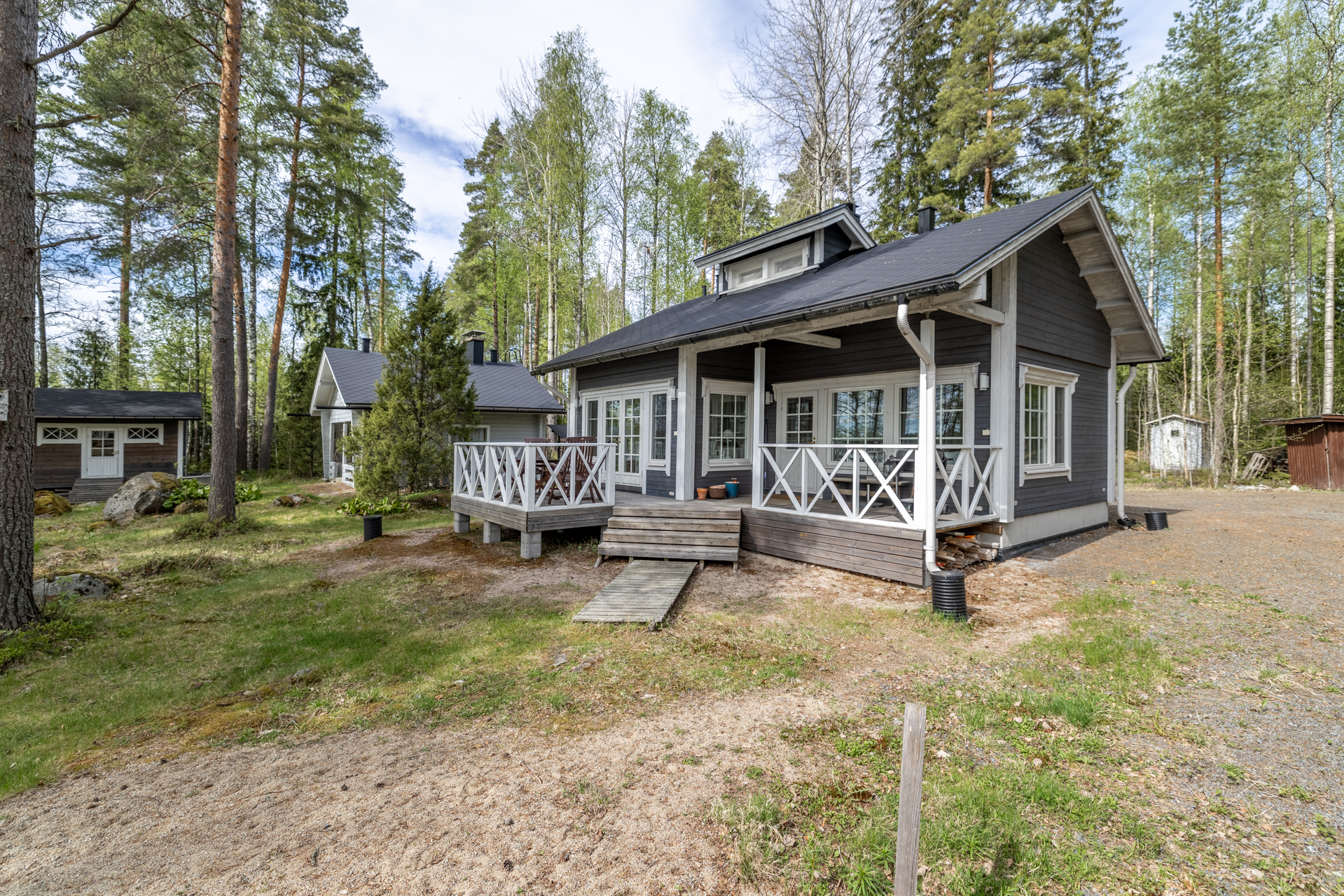 Päämökin takana aitta ja varasto