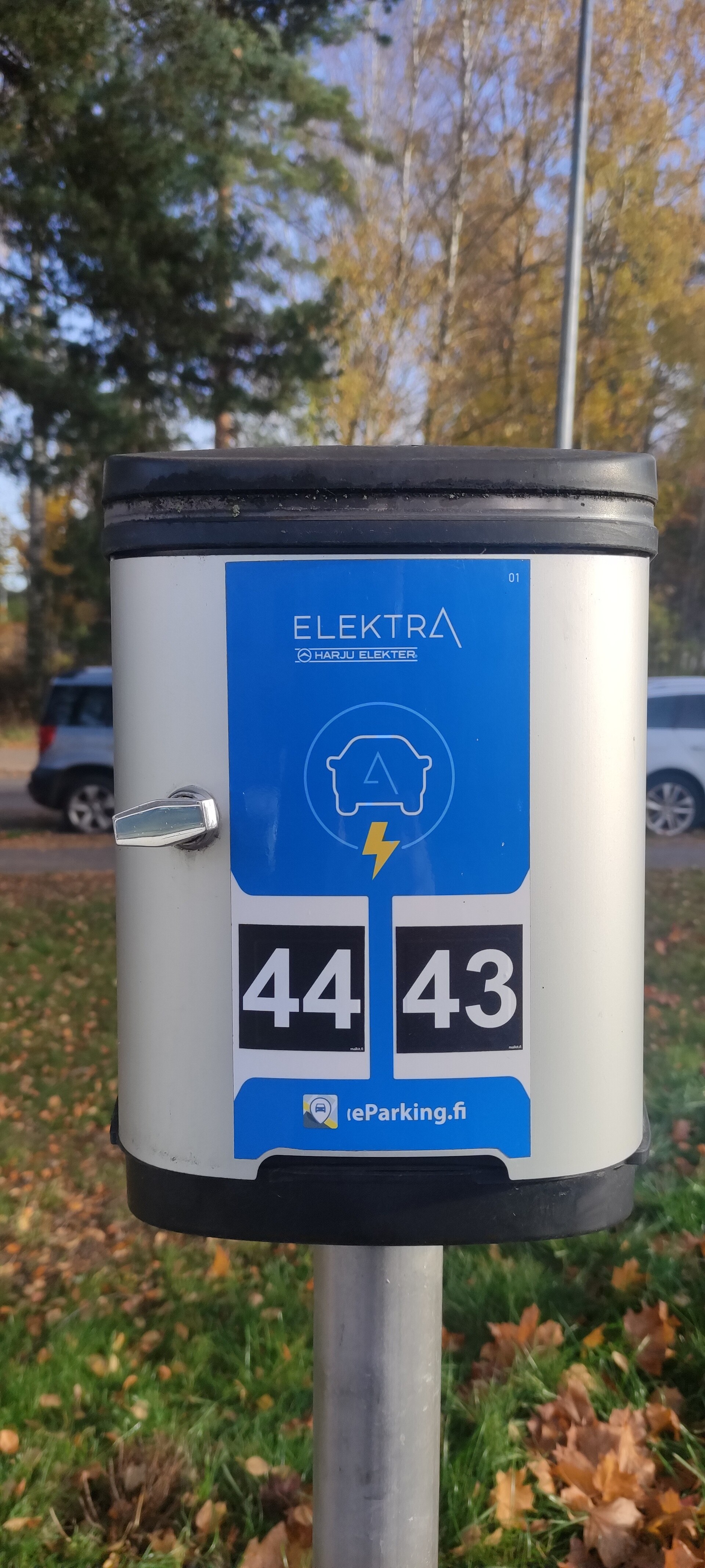 Sähköauton lataus autopaikoilla
