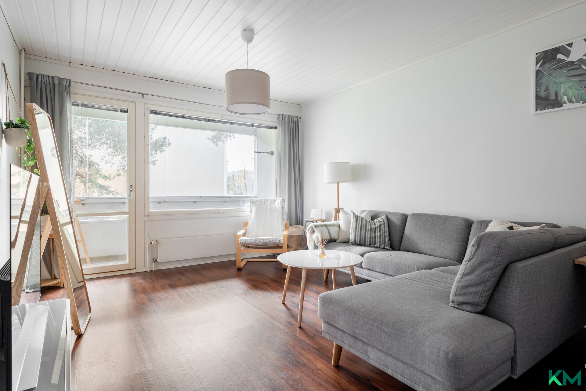 Olohuoneesta kulku parvekkeelle