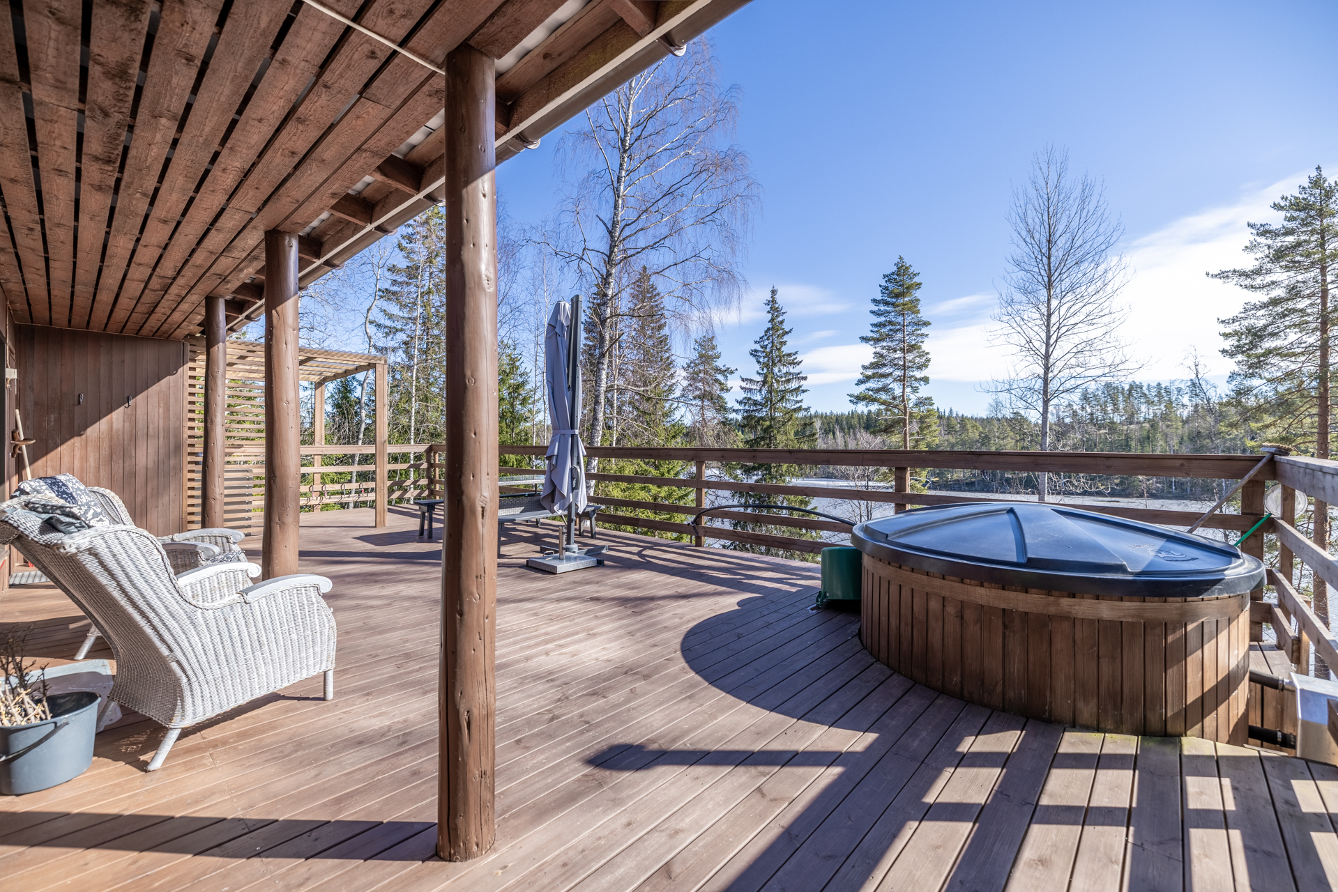 Iso terassi, jossa palju ja kesäkeittiö