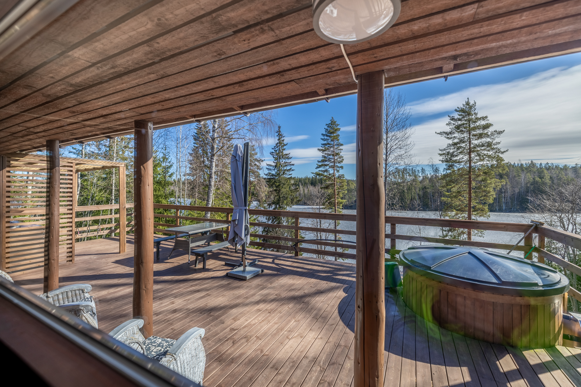 Saunasta näkymä järvelle