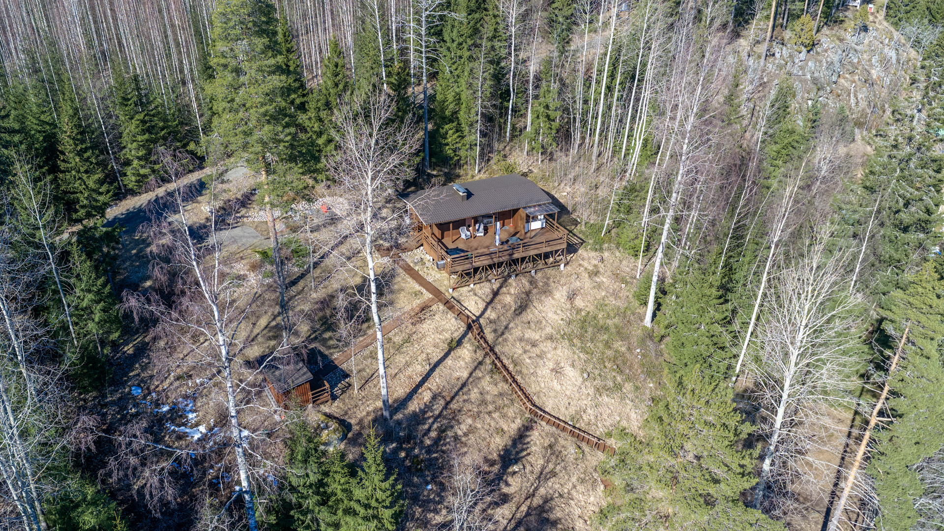 Heti tien vieressä autopaikat