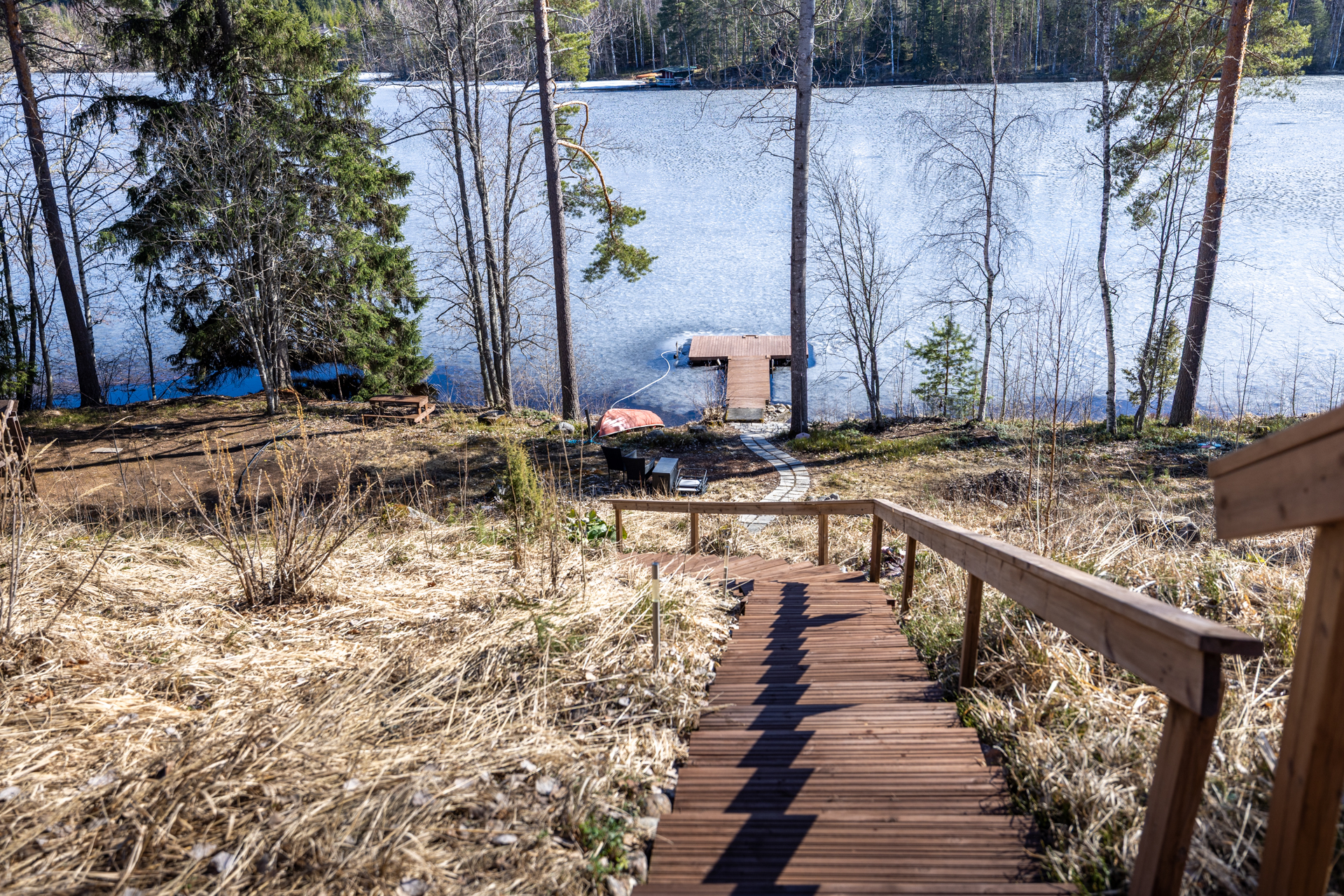 Portaat sujuvoittaa kulkua rantaan.
