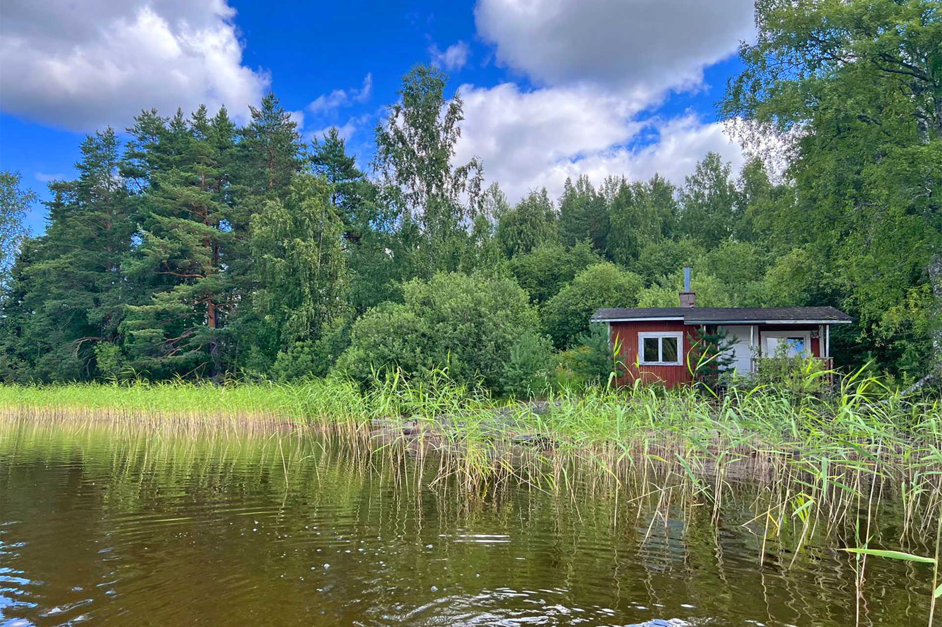 Lähestymiskuva rantasaunan kohdalta.
