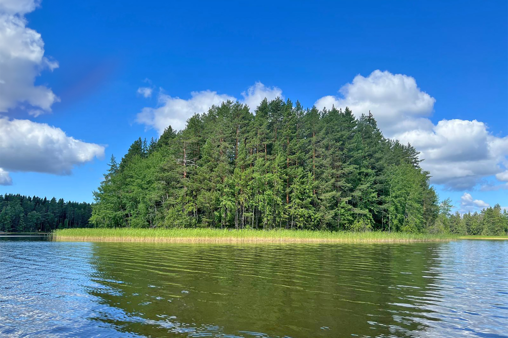 Saari idänpuolelta lähestyttäessä.