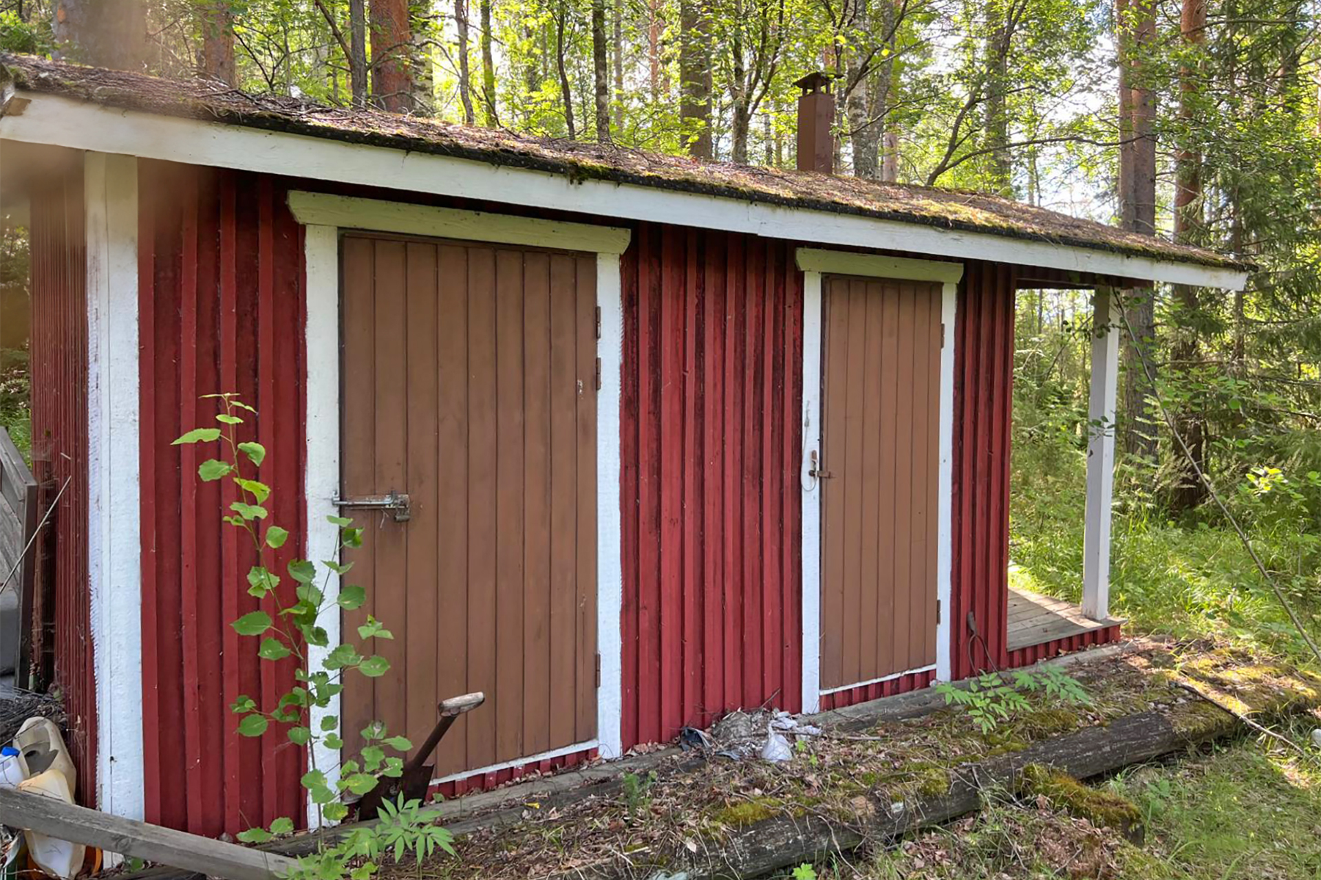 Kaksiosainen varastorakennus, jossa ulko-wc.