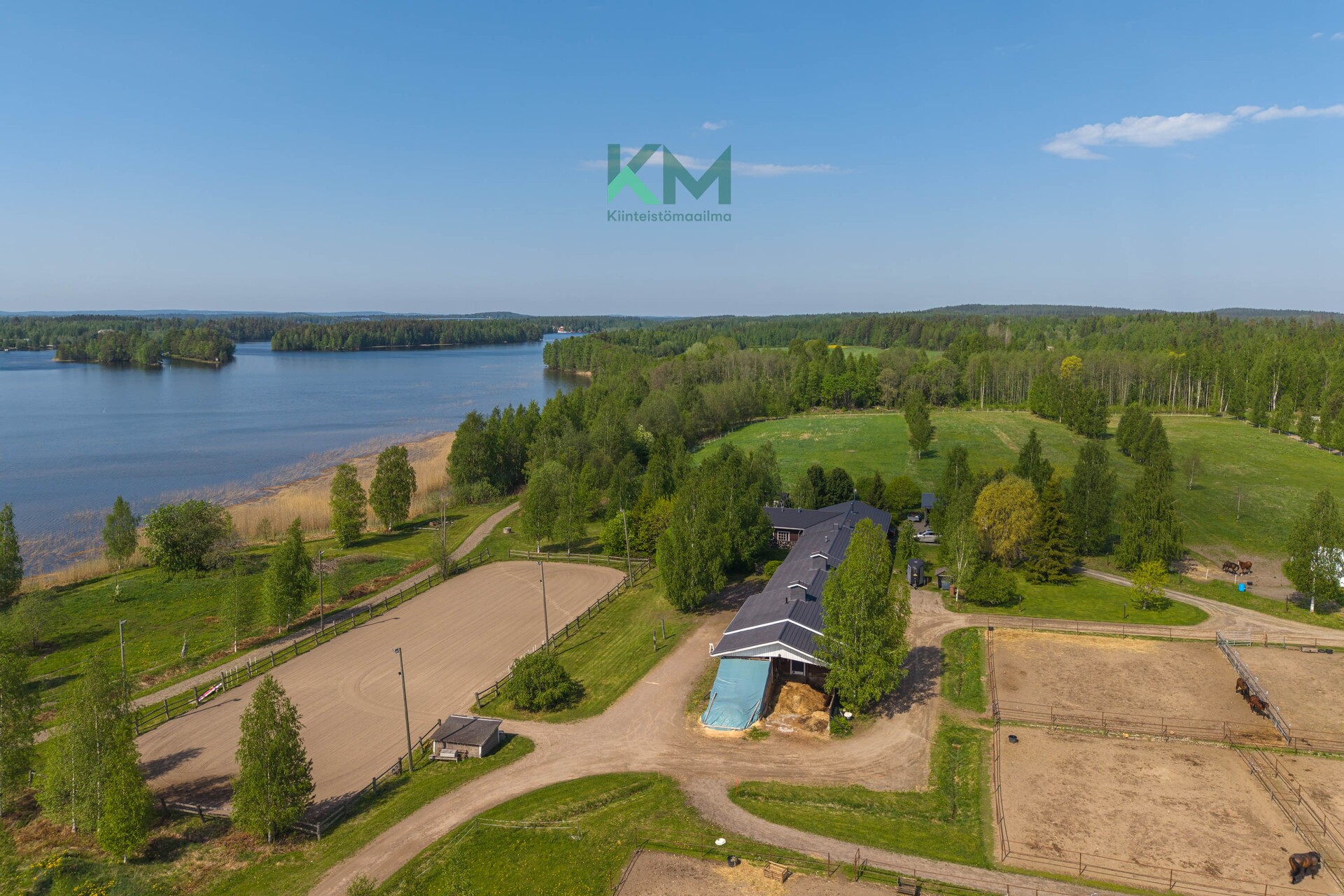 Ratsastuskenttä ja talli