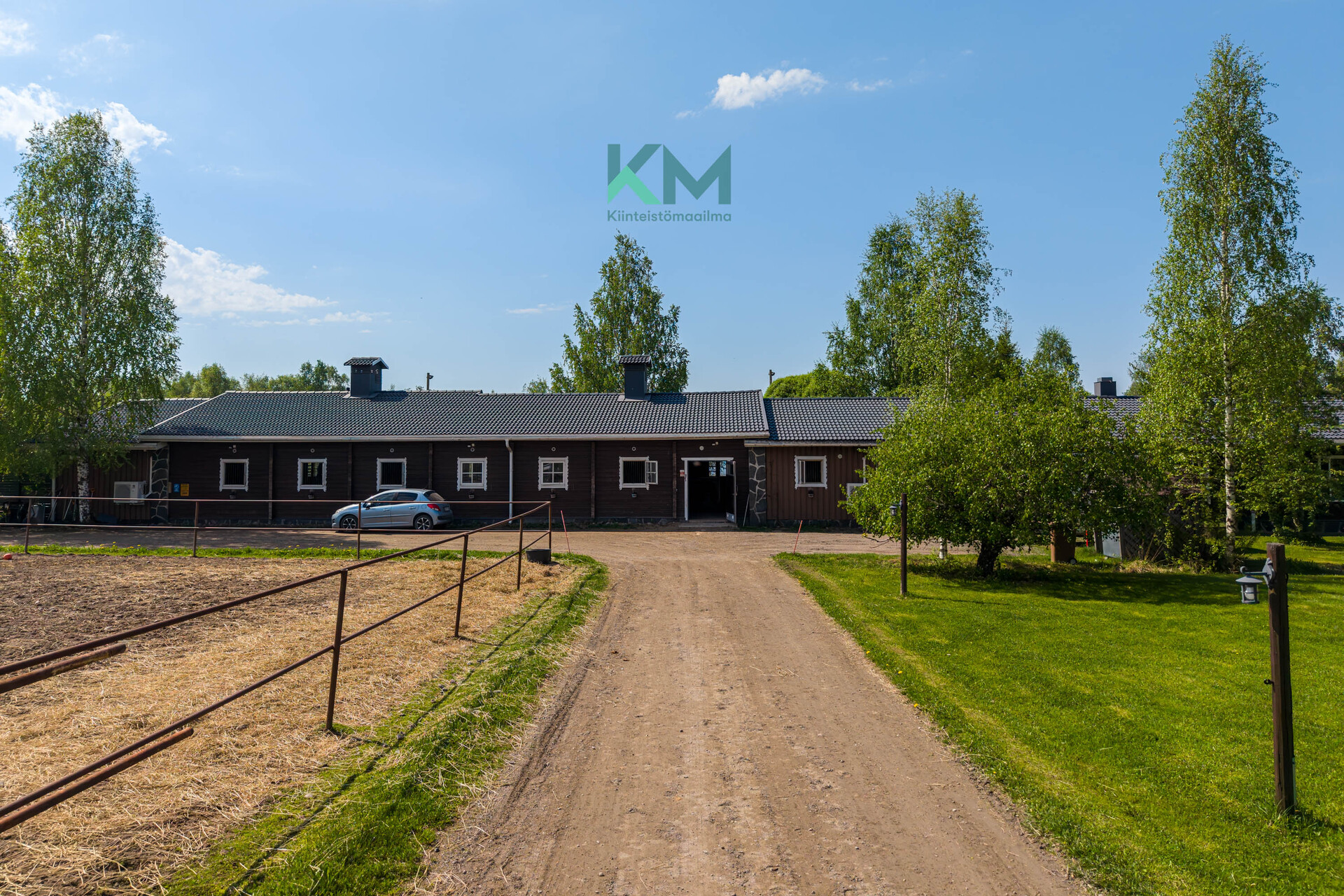 Tallille päin pihaan tulotie