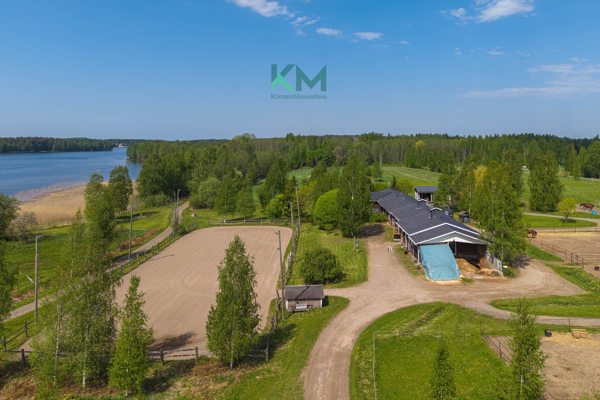 Ratsastuskenttä ja talli