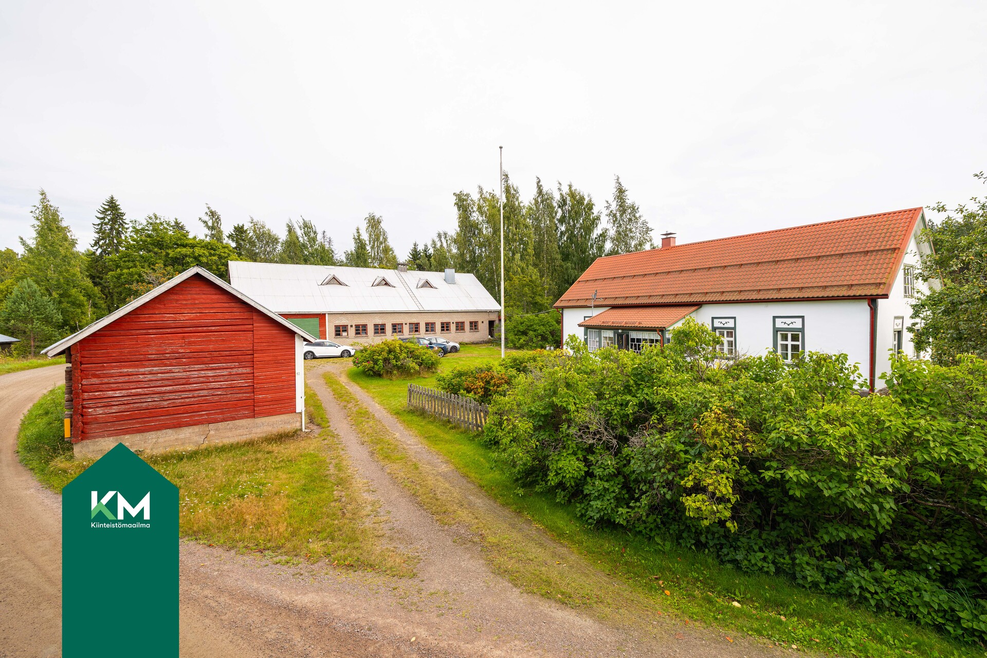 Pihapiirissä on lisäksi aittarakennus ja vanha navetta
