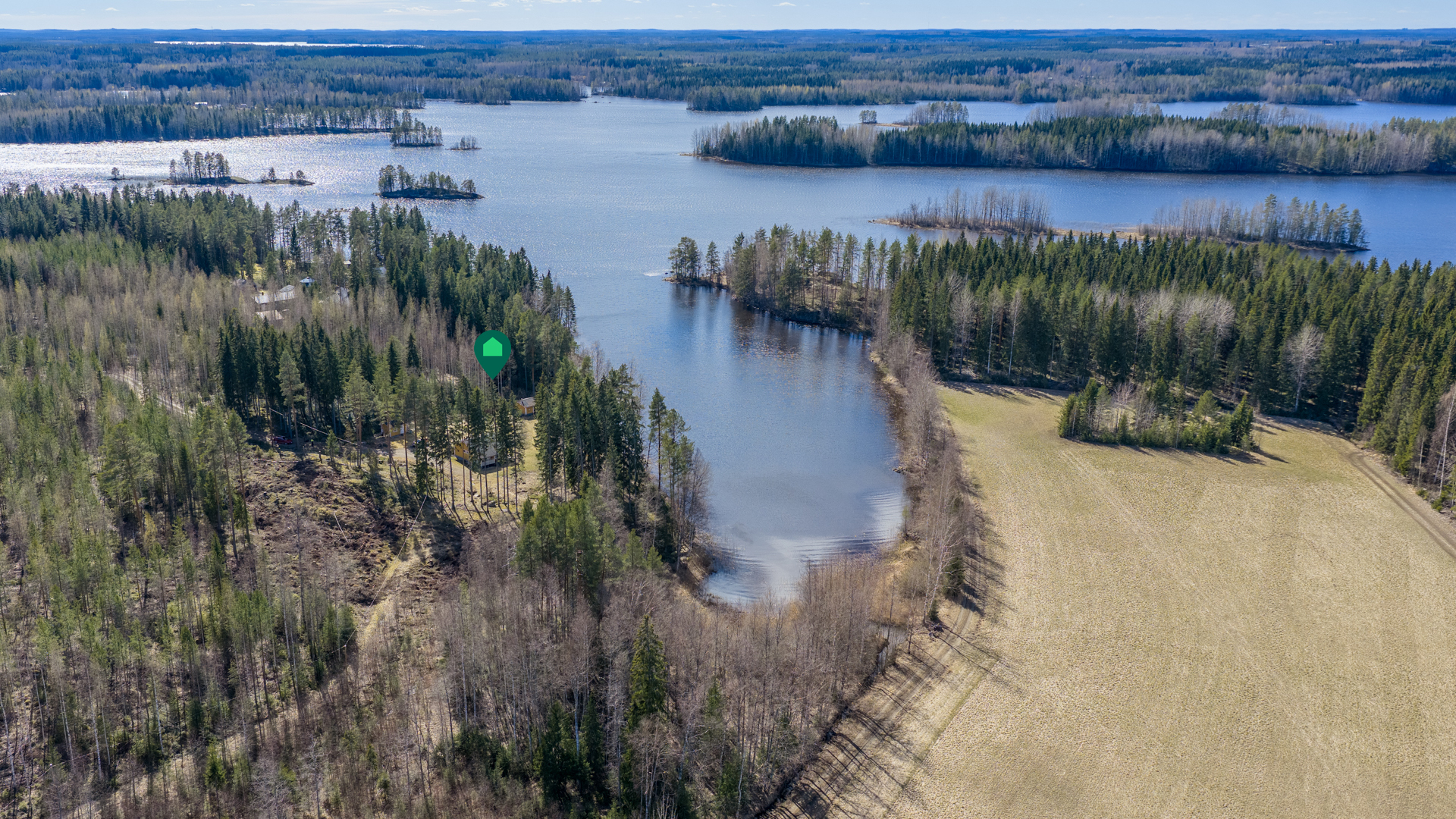 Sijainti suojaisassa poukamassa, isojen vesien äärellä