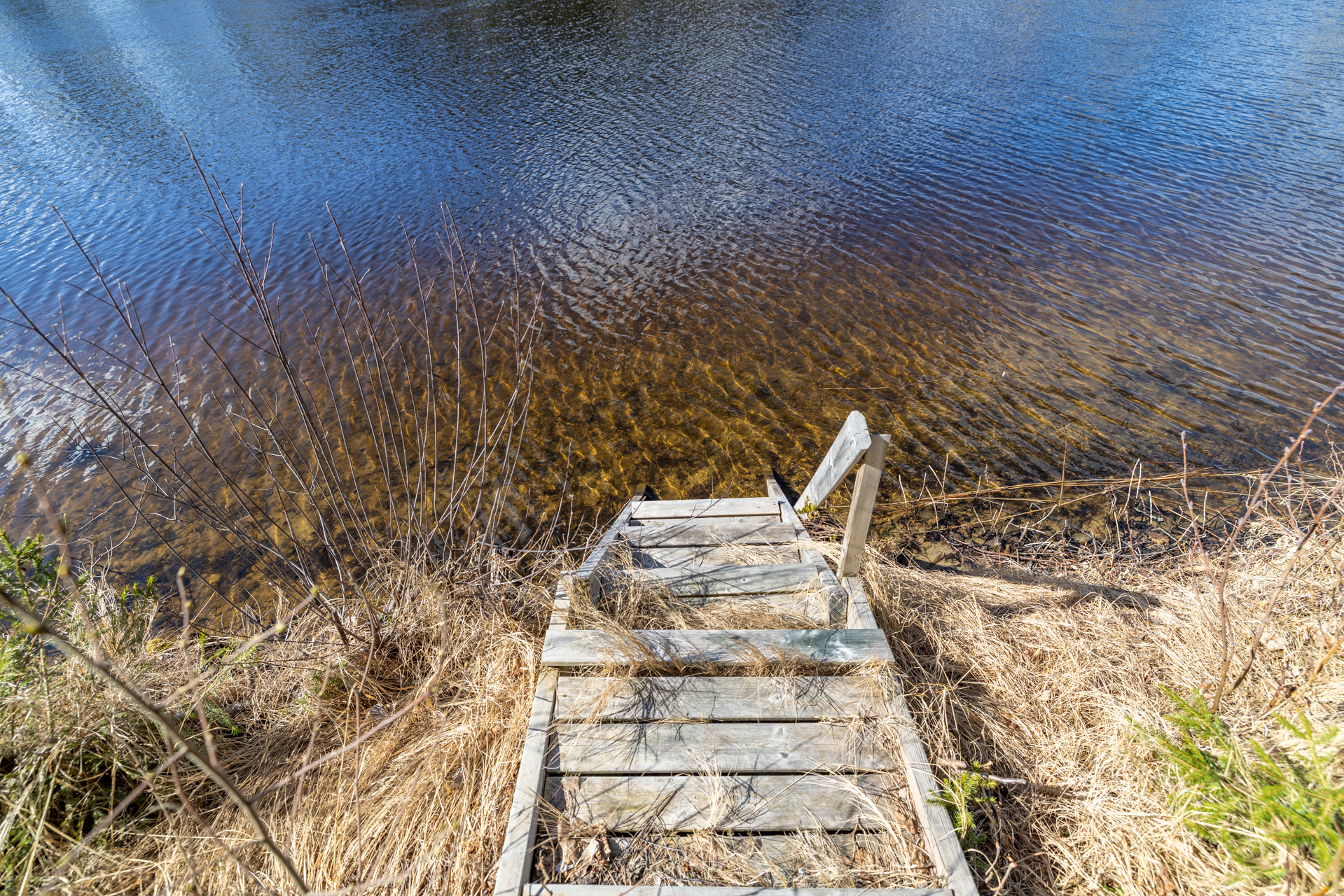 Ranta hiekkapohjainen, kohtuu nopeasti syvenevä.