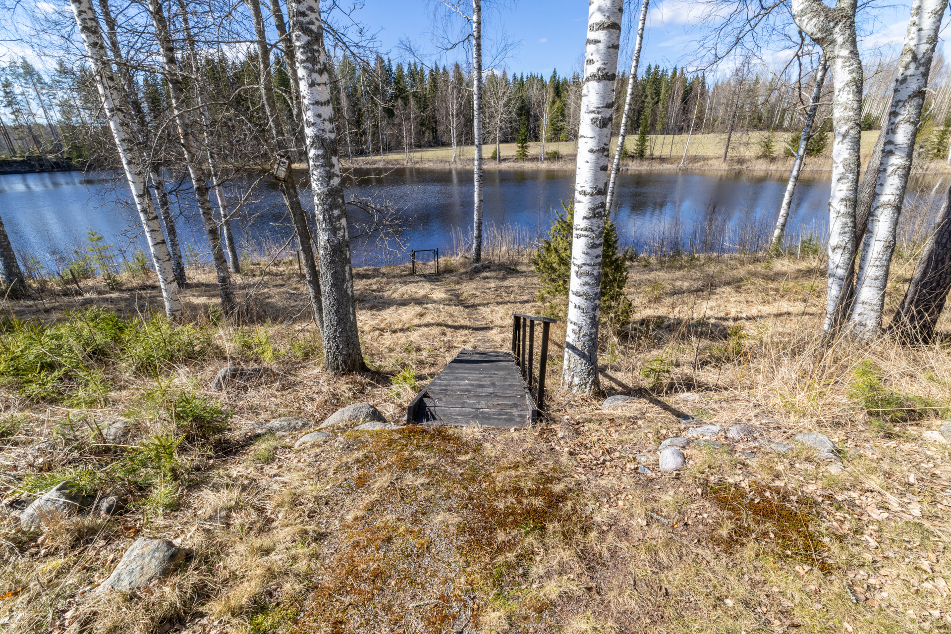 Päämökin rannalle johtavat portaat