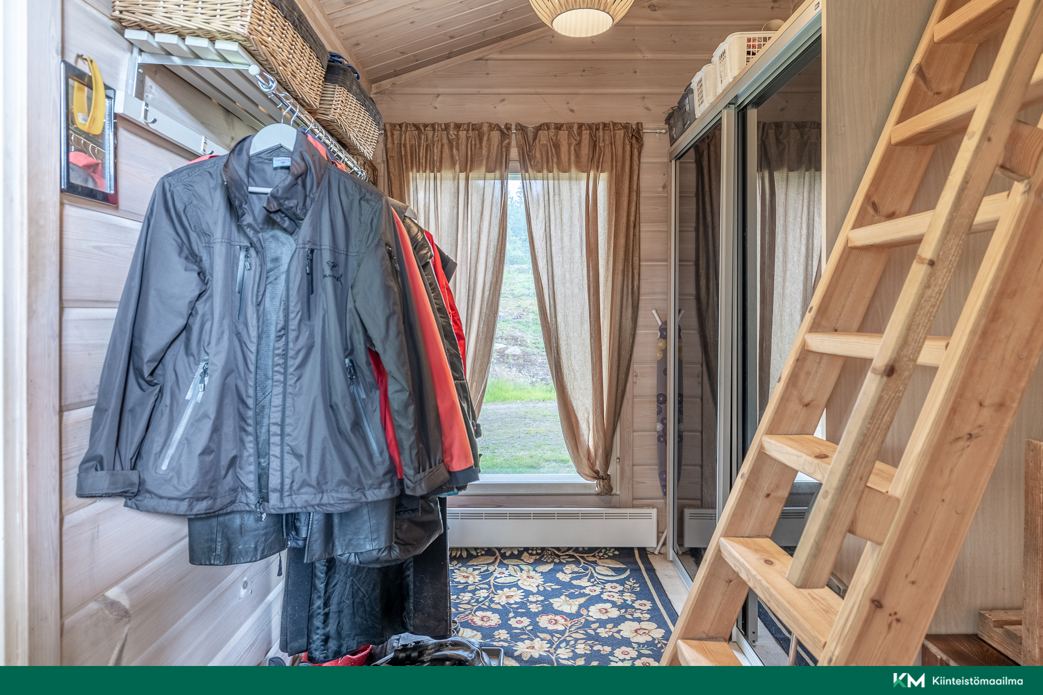 Eteinen, rappuset lämpimälle varastovintille