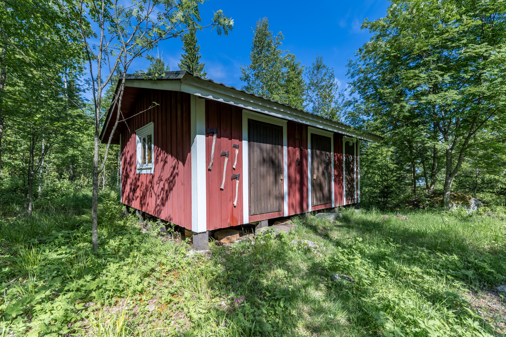 3-osainen varasto, jossa huussi