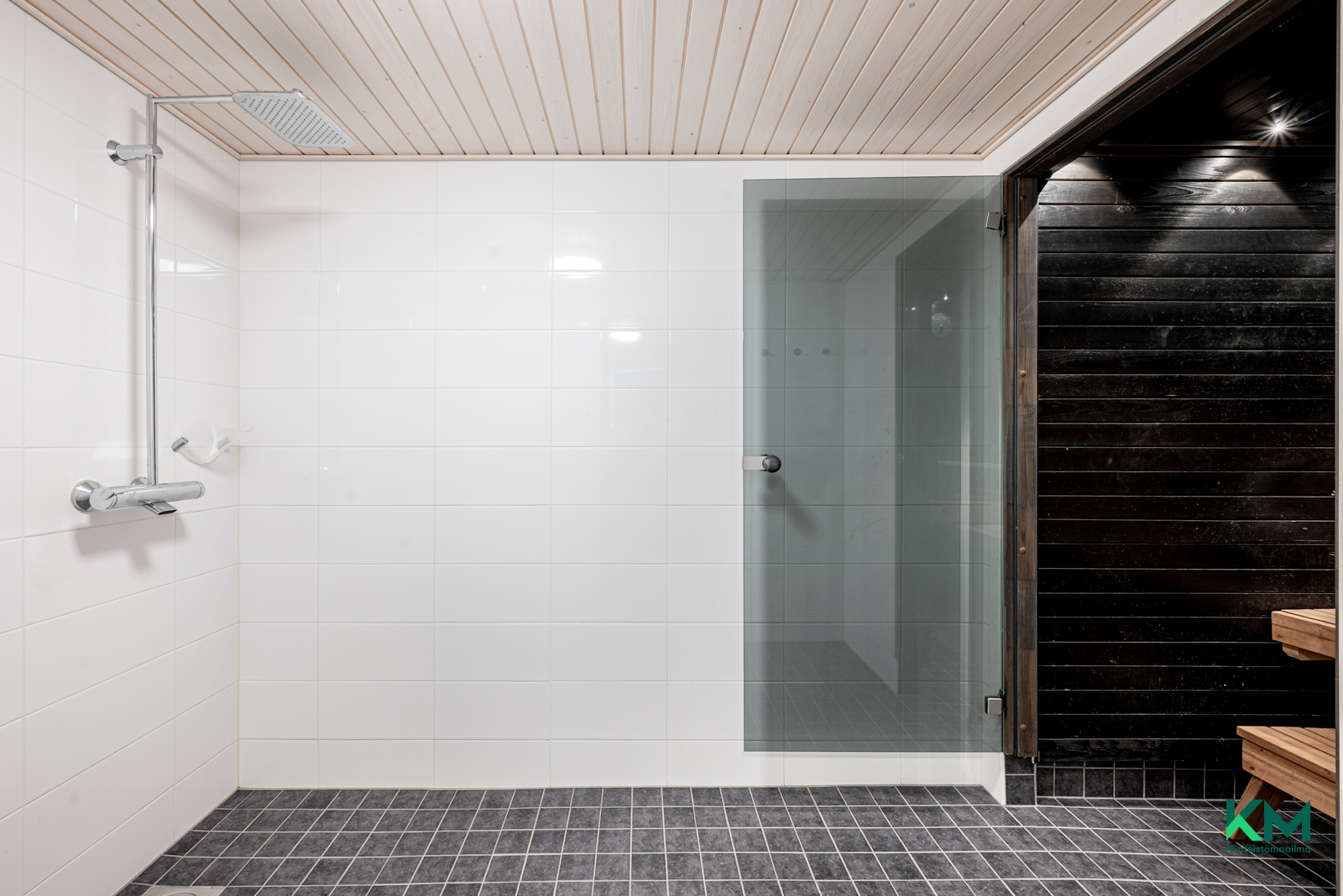 Taloyhtiön sauna ja suihkuhuone. Saunoja on useampi yhtiössä asukkaiden varattavissa. 