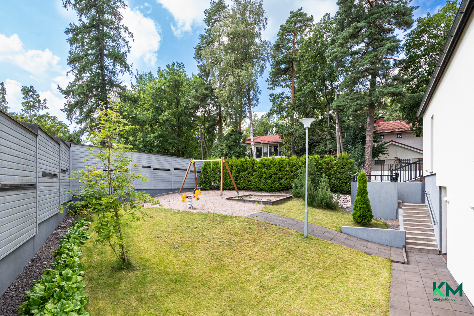 Taloyhtiön suojaisa pieni leikkipaikka