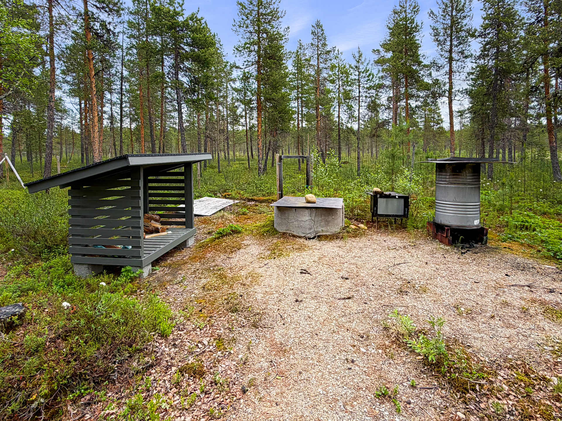 Tulistelupaikalla puuvaja ja savustin 