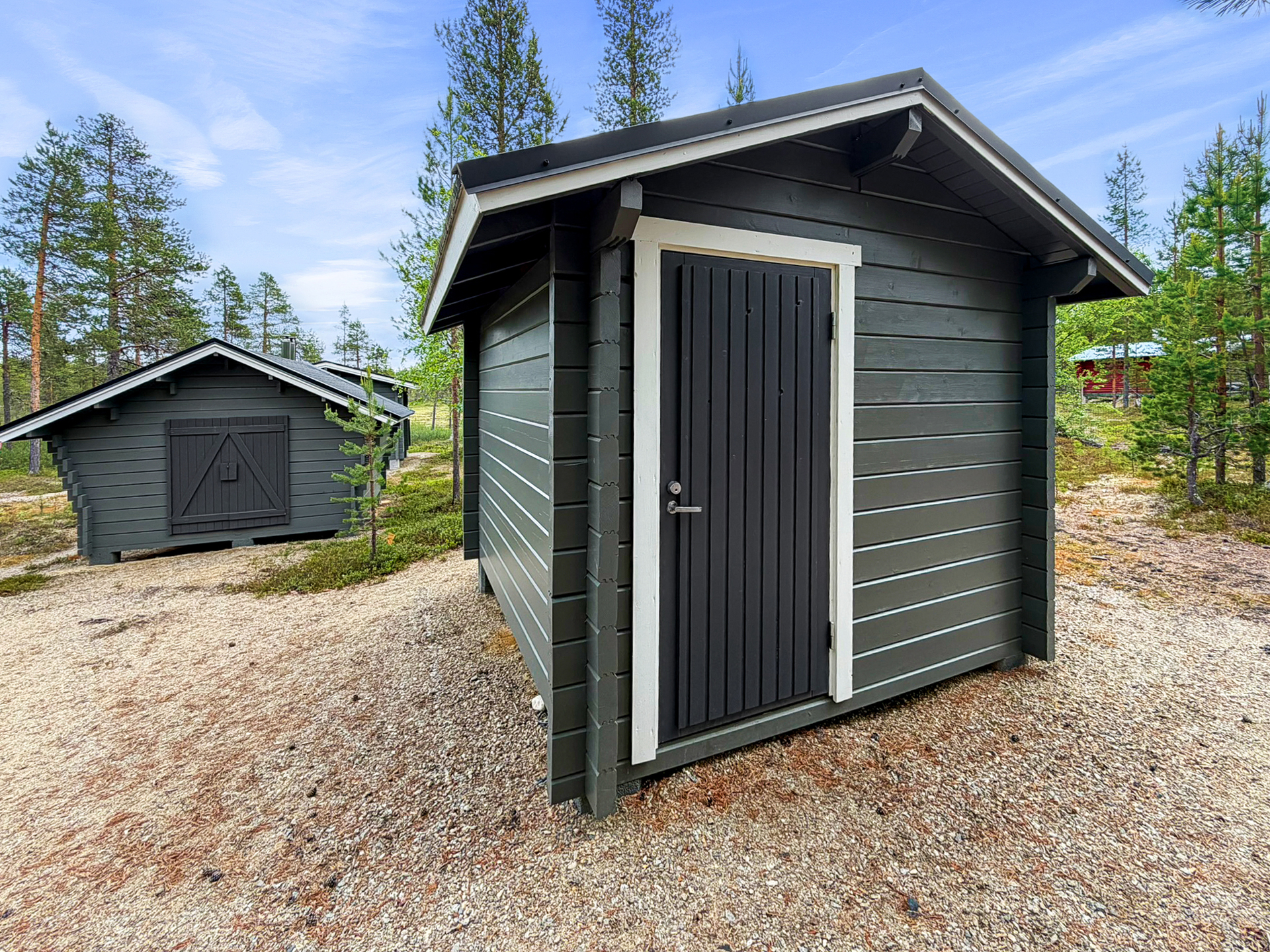Varastorakennus/ulkohuussi ja takapuolella puuliiteri