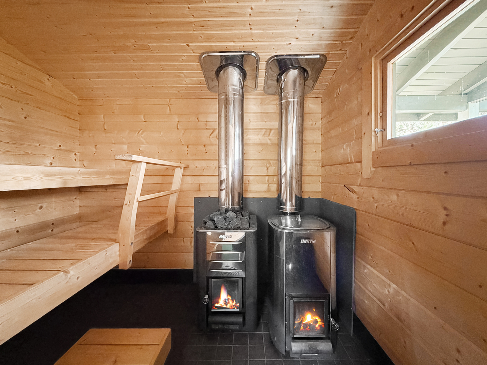 Puulämmitteinen sauna ja vesipata