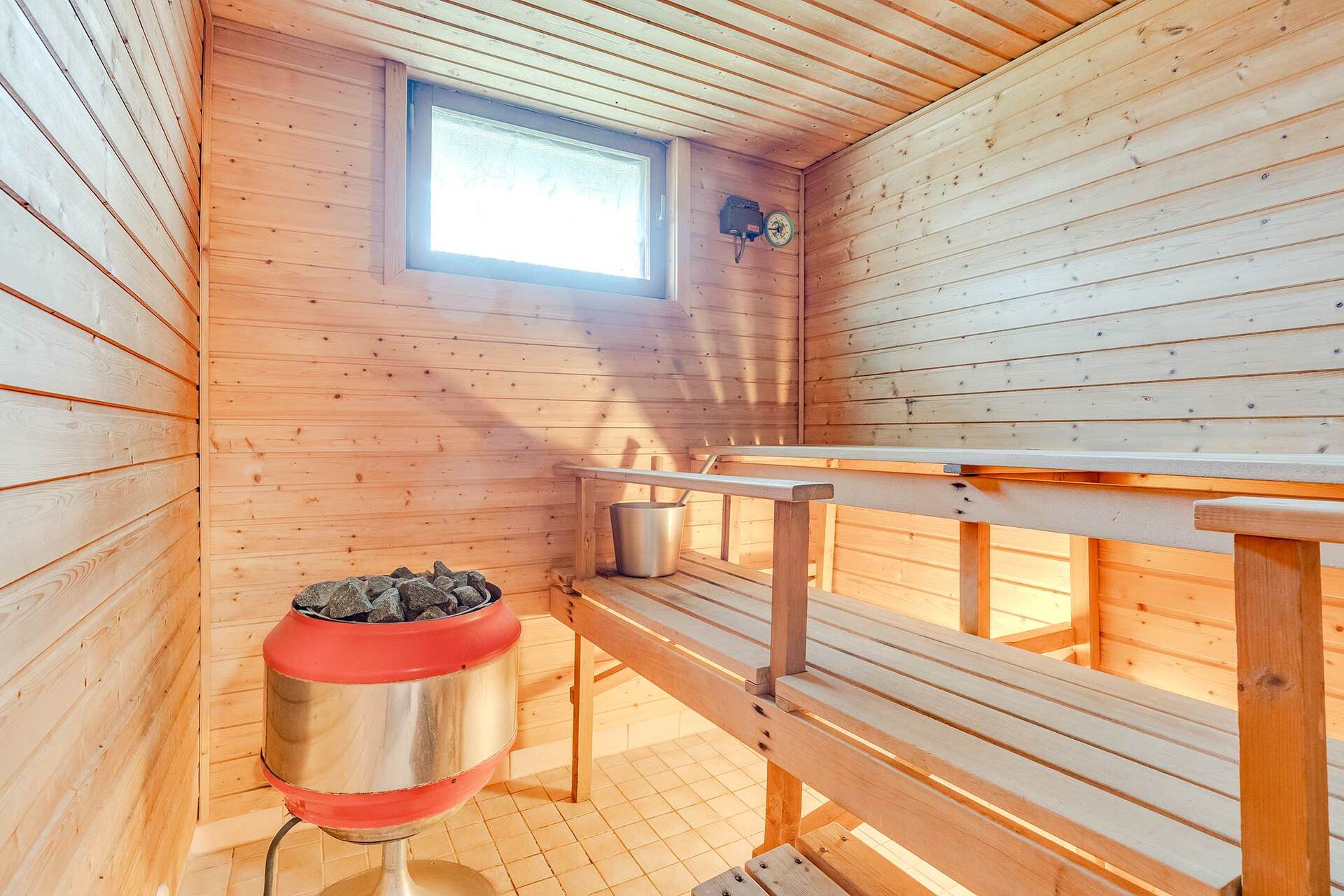 Saunassa alkuperäinen Parra-kiuas.