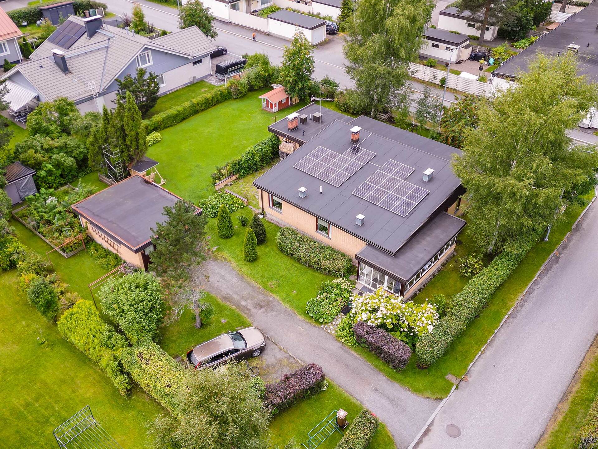 Katolta löytyy vuonna 2023 asennetut aurinkopaneelit.