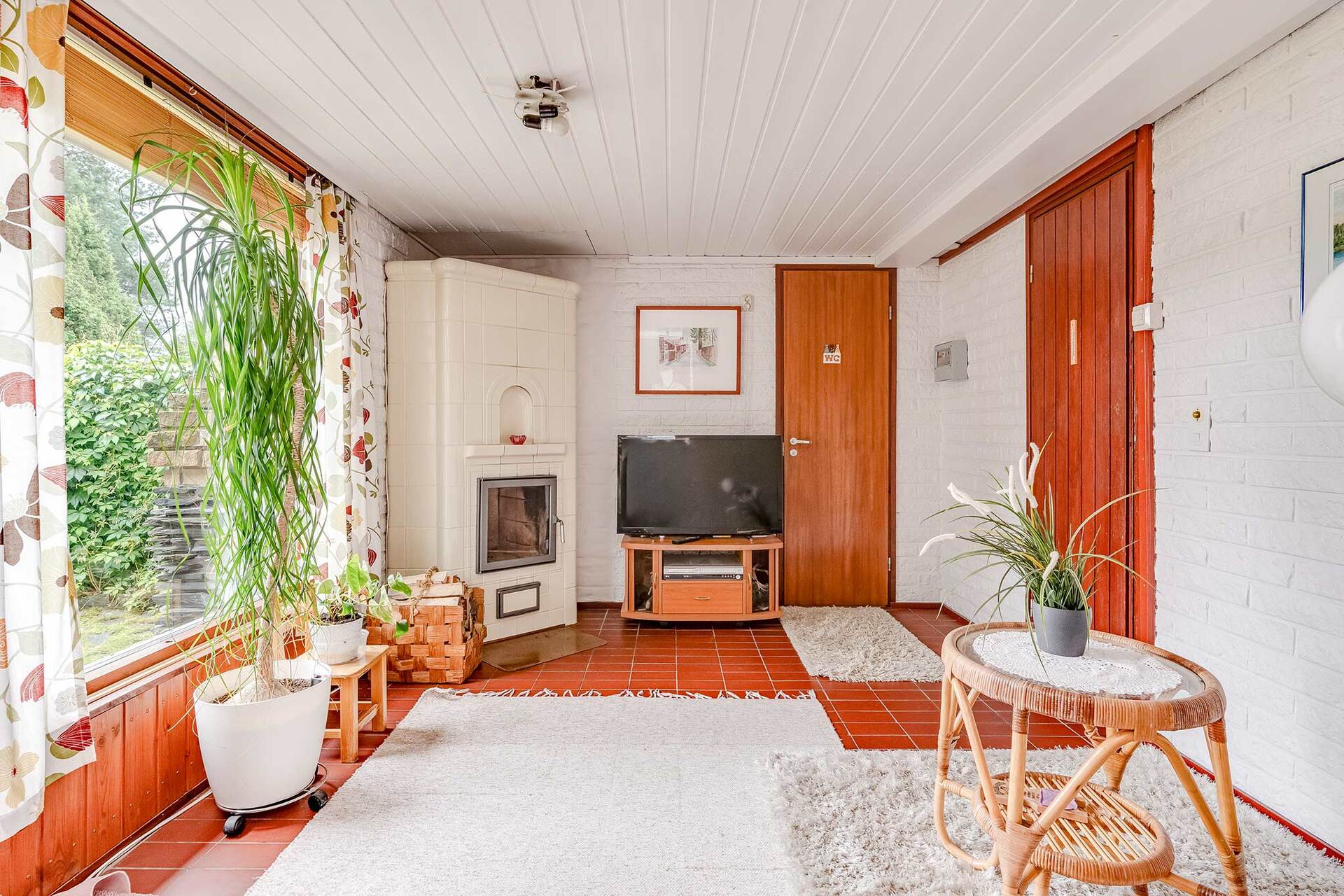 Takkahuone. Oikealla kylpyhuone ja sauna.