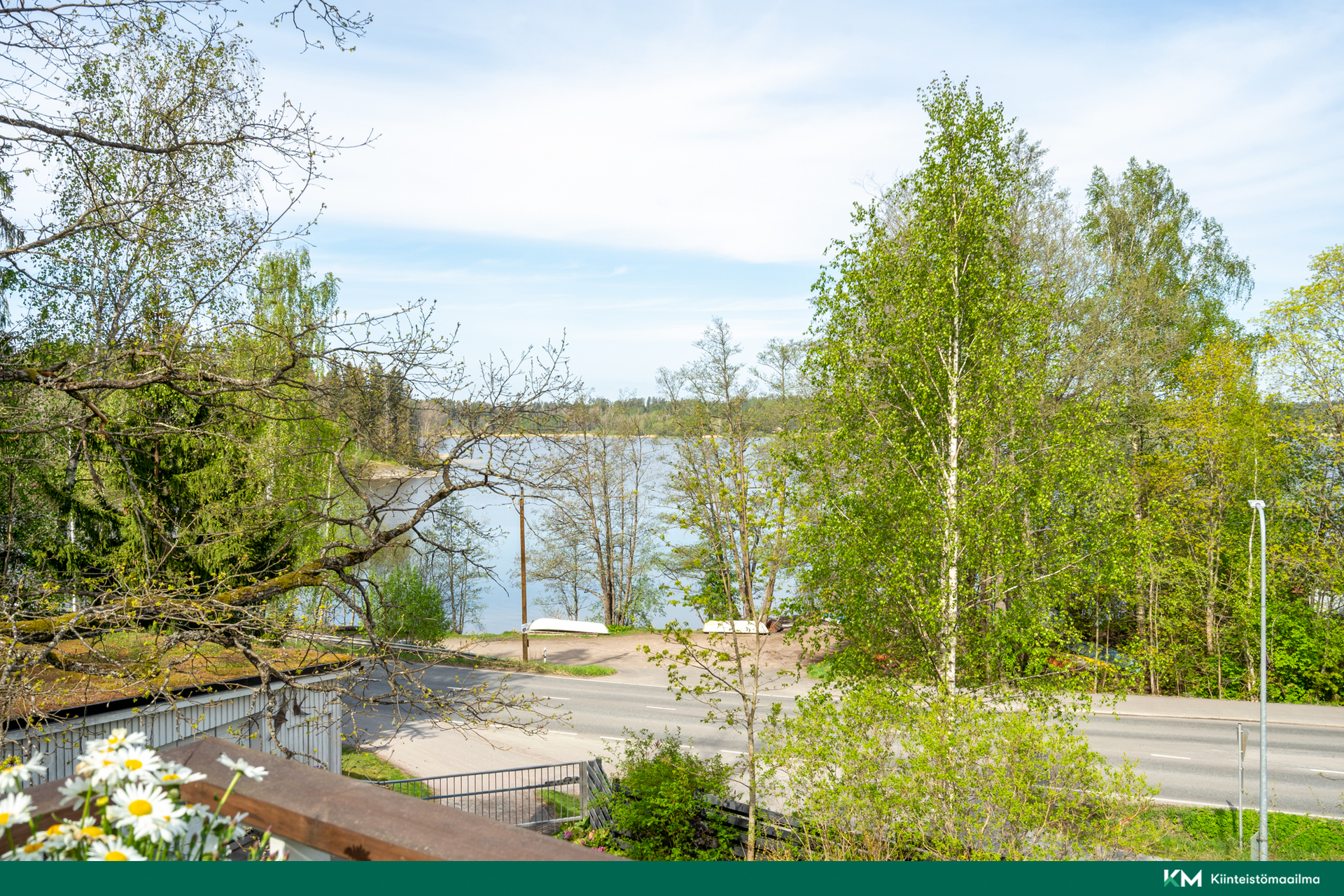 Järvinäkymä parvekkeelta