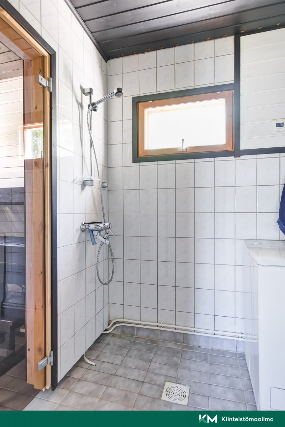Päärakennuksen kylpyhuone