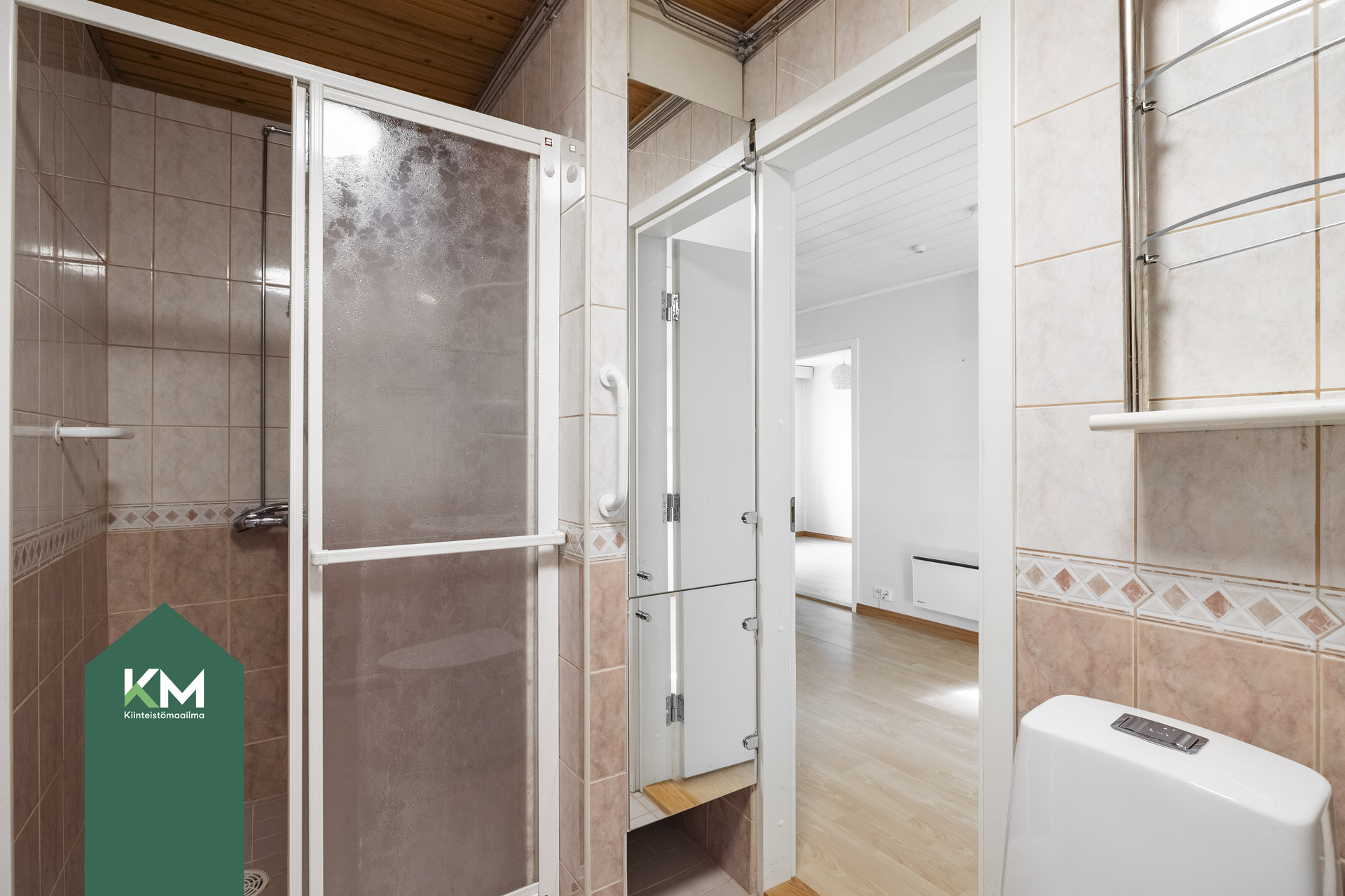 Kylpyhuone/WC on laatoitettu ja siisti