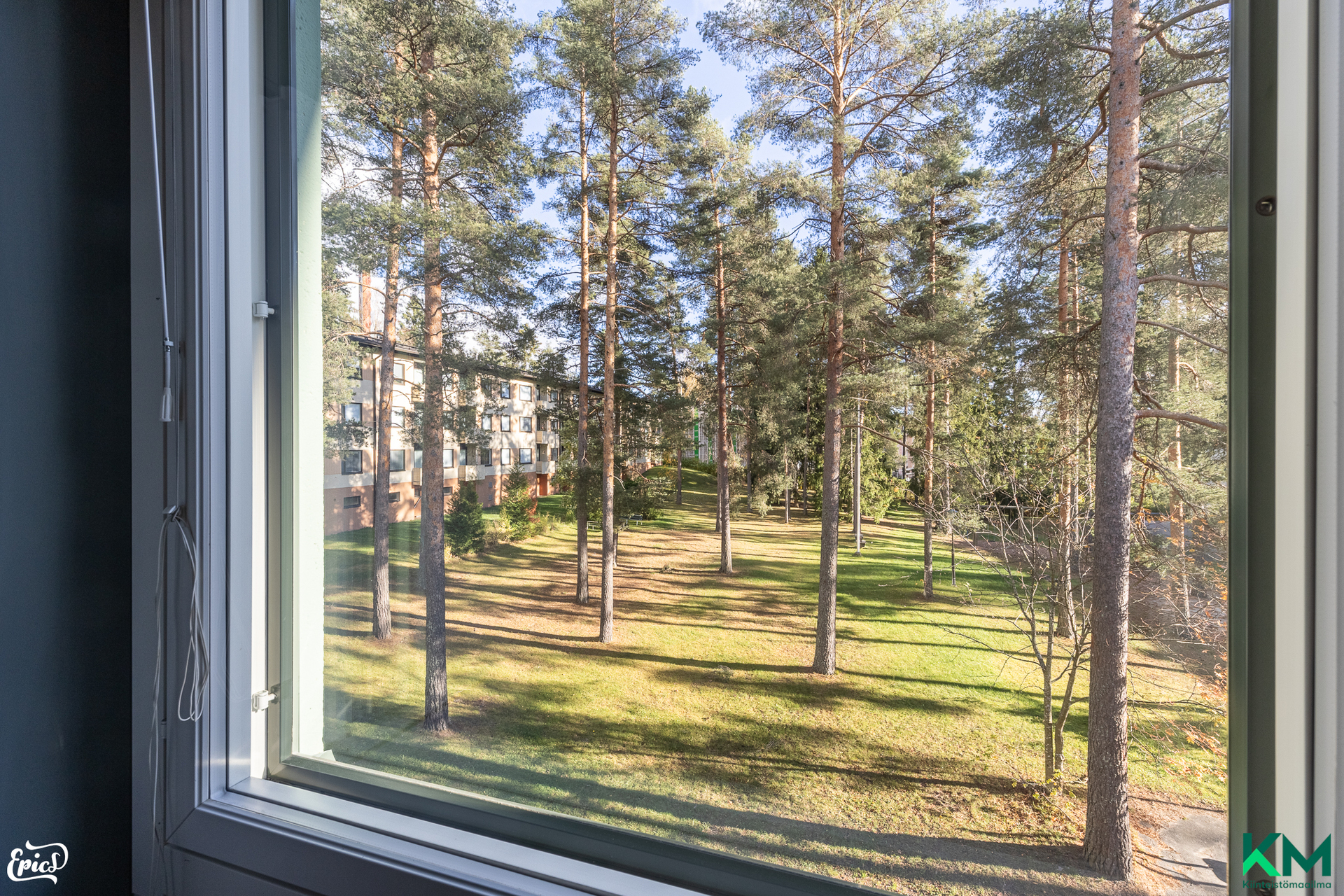 Näkymä keittiöstä ja toisesta mh:sta isolle sisäpihalle