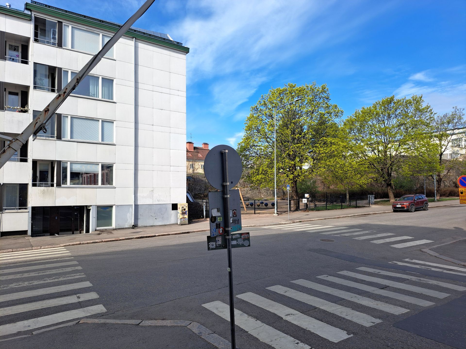 parvekenäkymät kadun yli Loviisanpuistoon