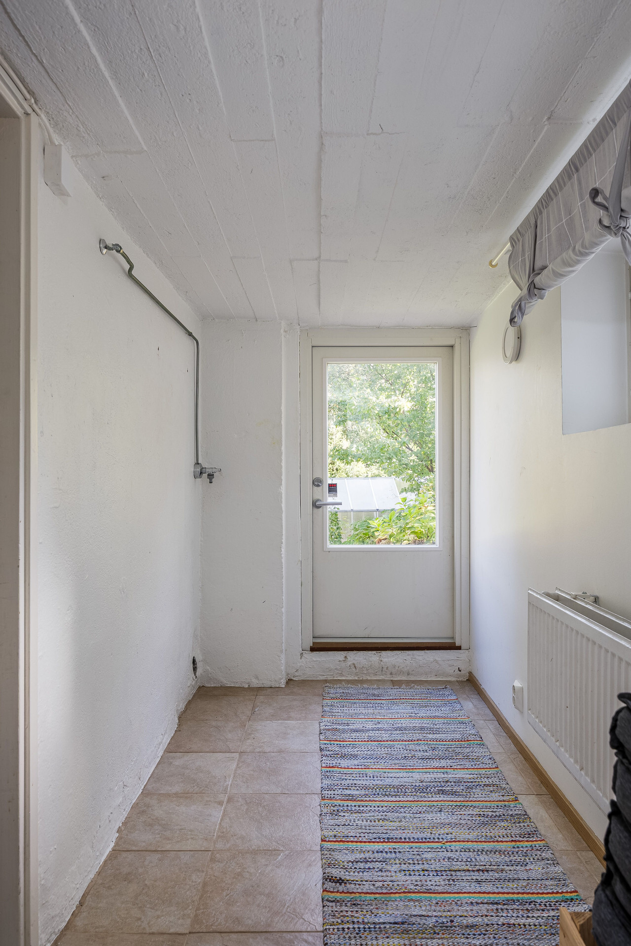 Kellarikerroksen uloskäynti pihalle