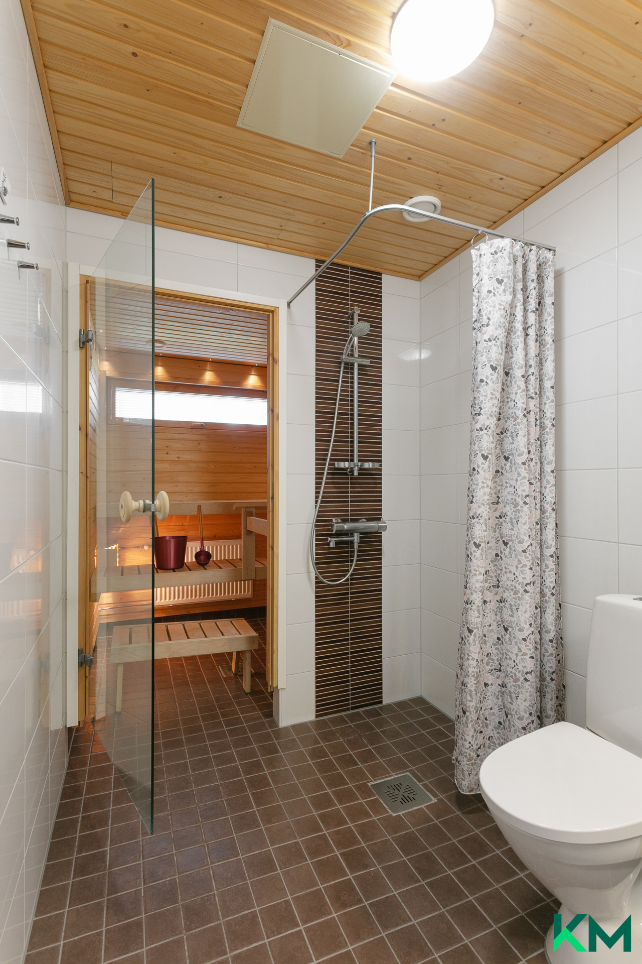 Alakerran kylpyhuone ja sauna