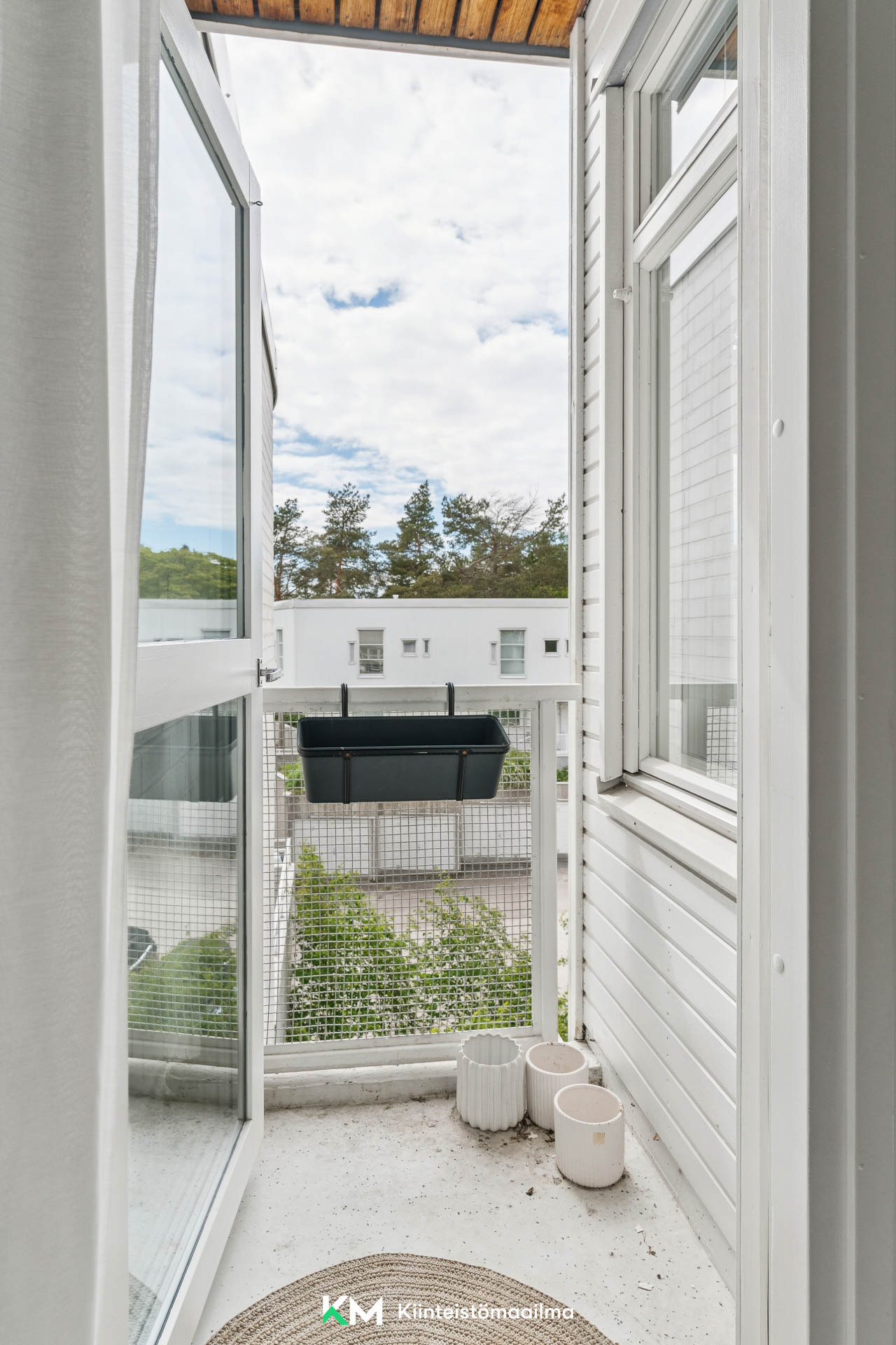 Yläkerran pieni tuuletusparveke