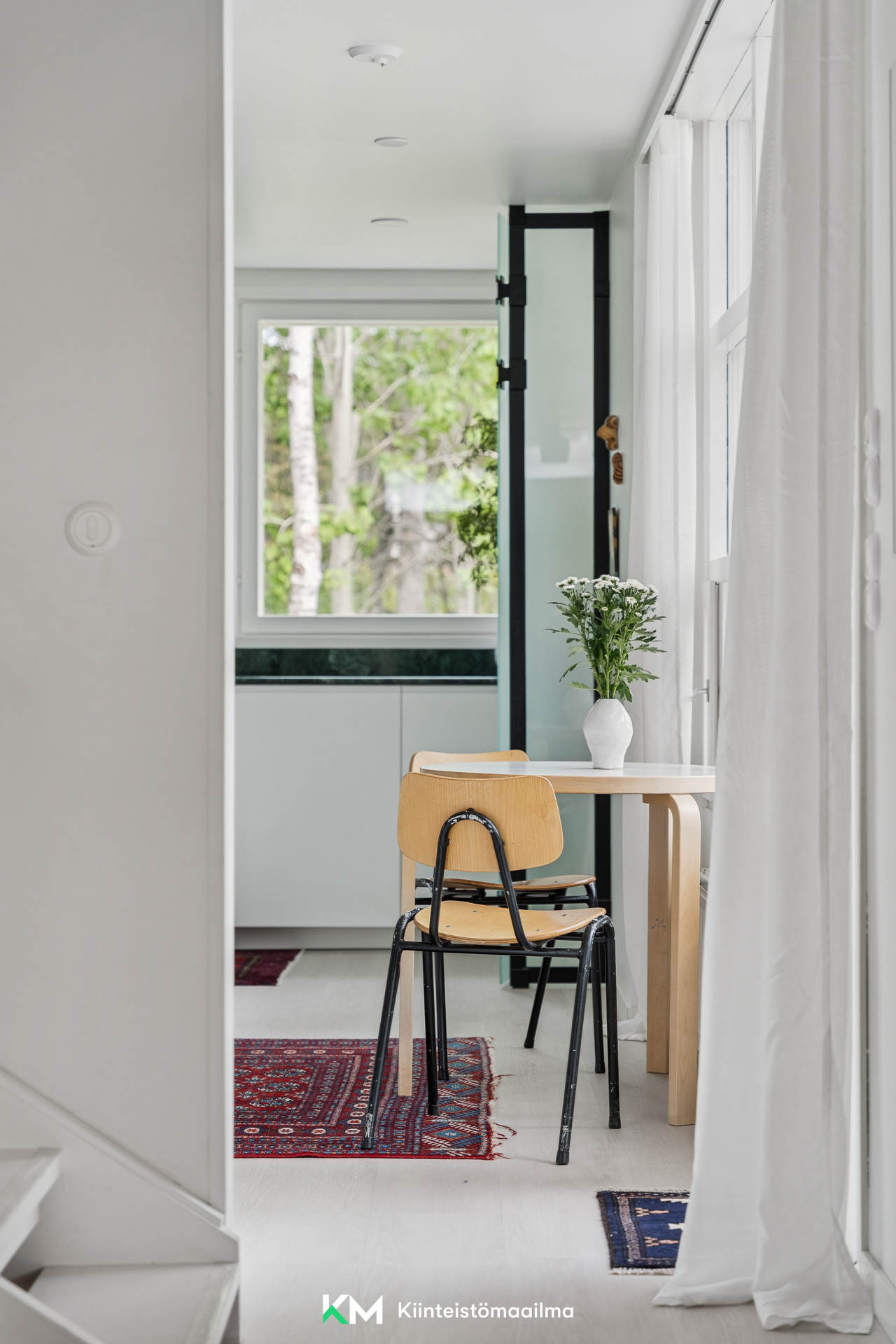 Keittiön takana käytännöllinen kodinhoitotila